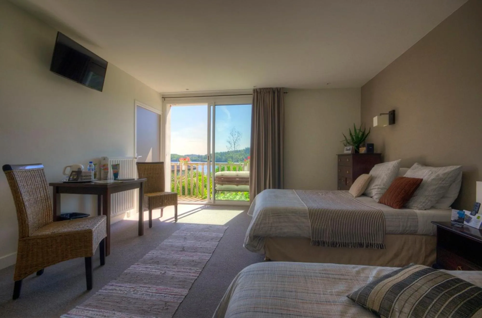 Bed in Logis Hotel du Lac