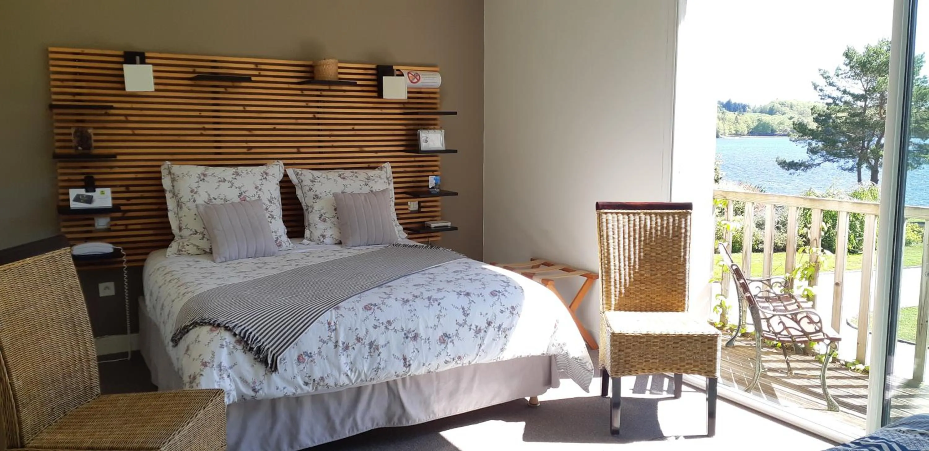 Bed in Logis Hotel du Lac