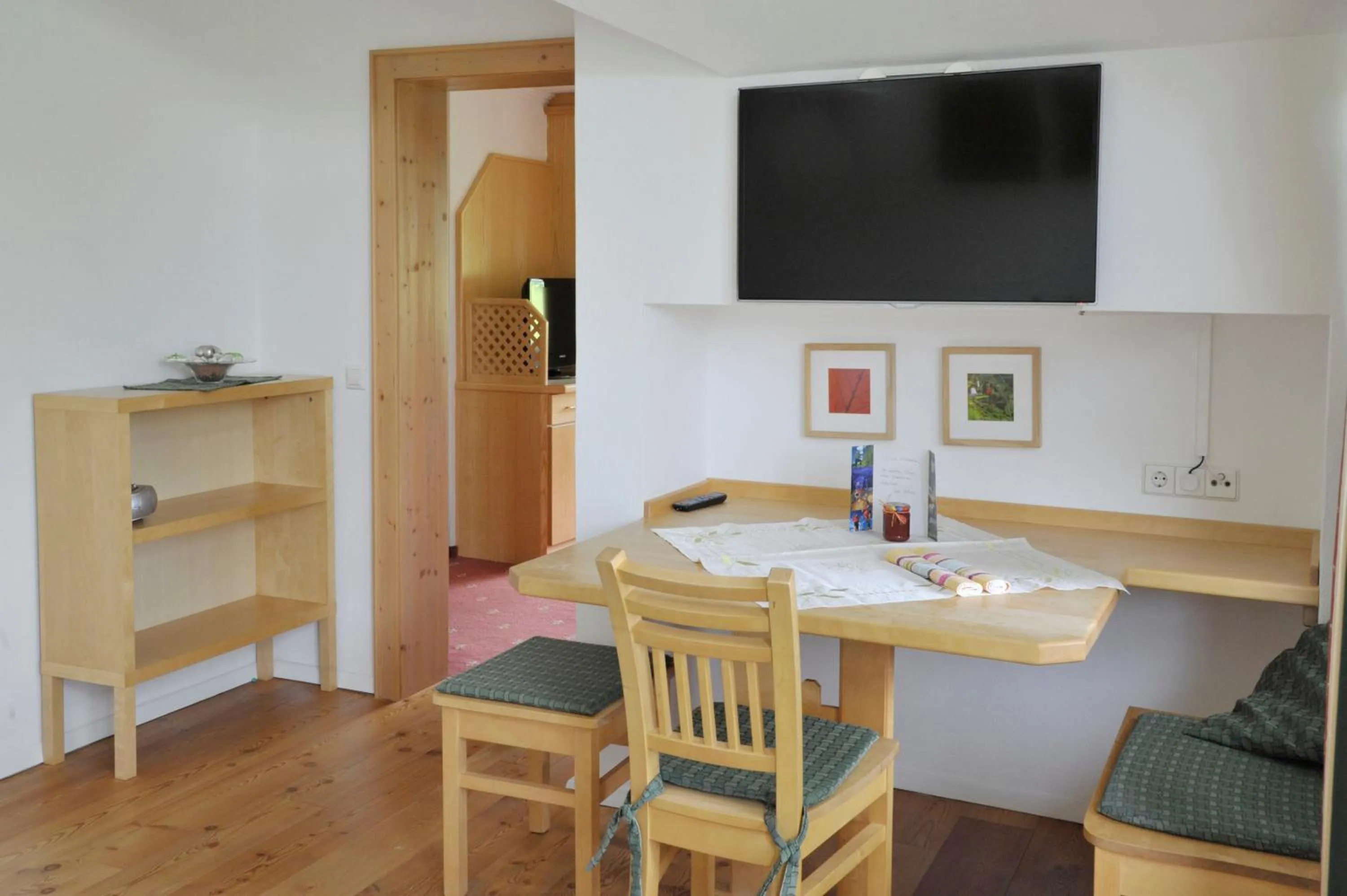 TV and multimedia in Landhaus & Ferienwohnungen Bergrast