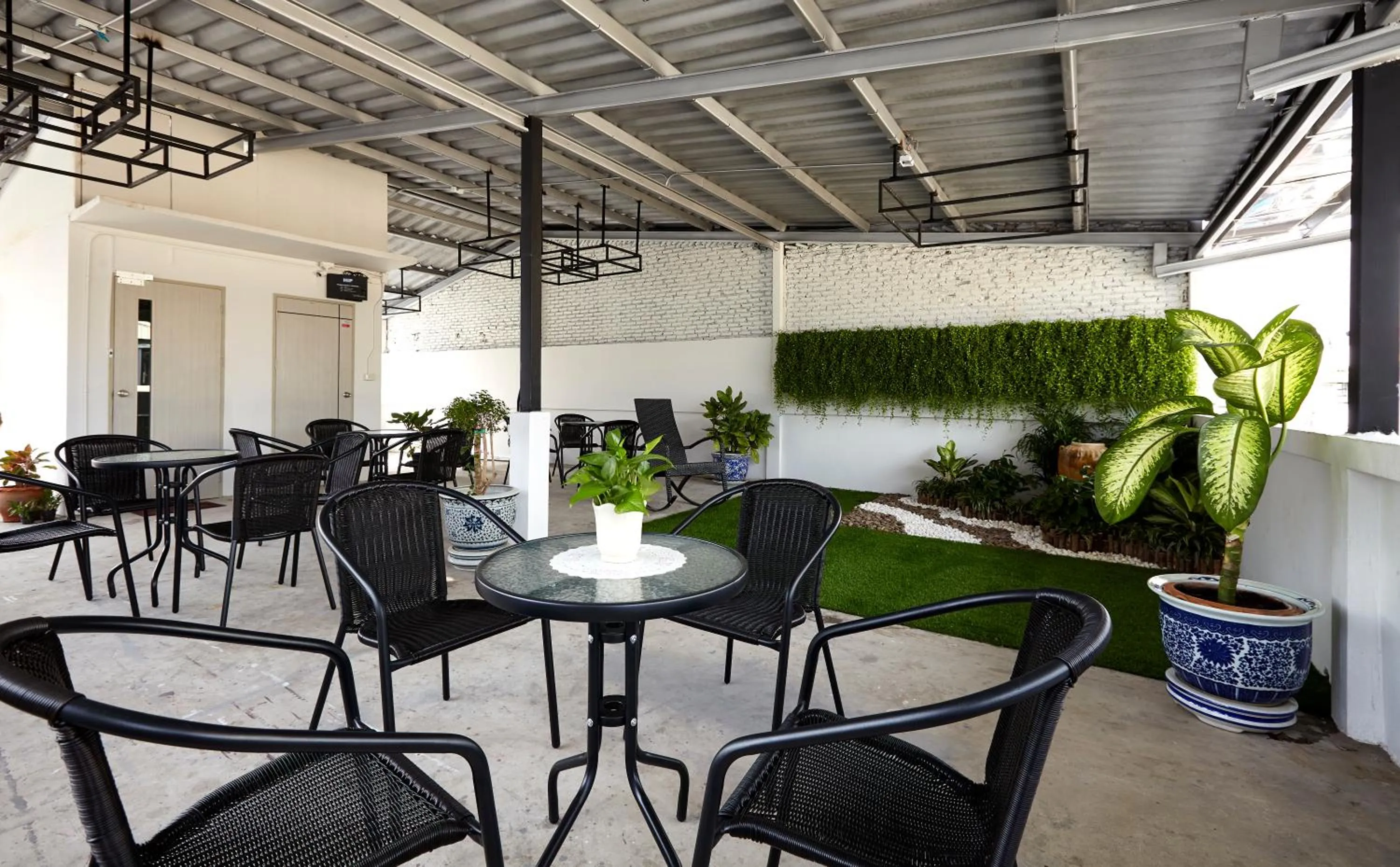 Garden in Le Bonheur Poshtel