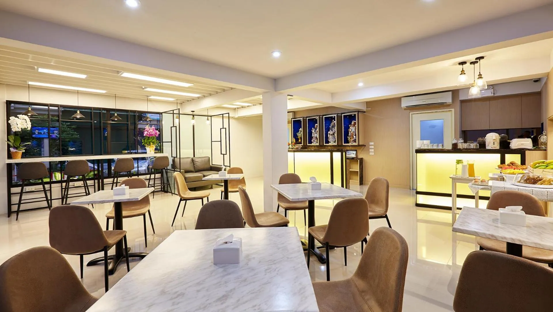 Restaurant/places to eat in Le Bonheur Poshtel