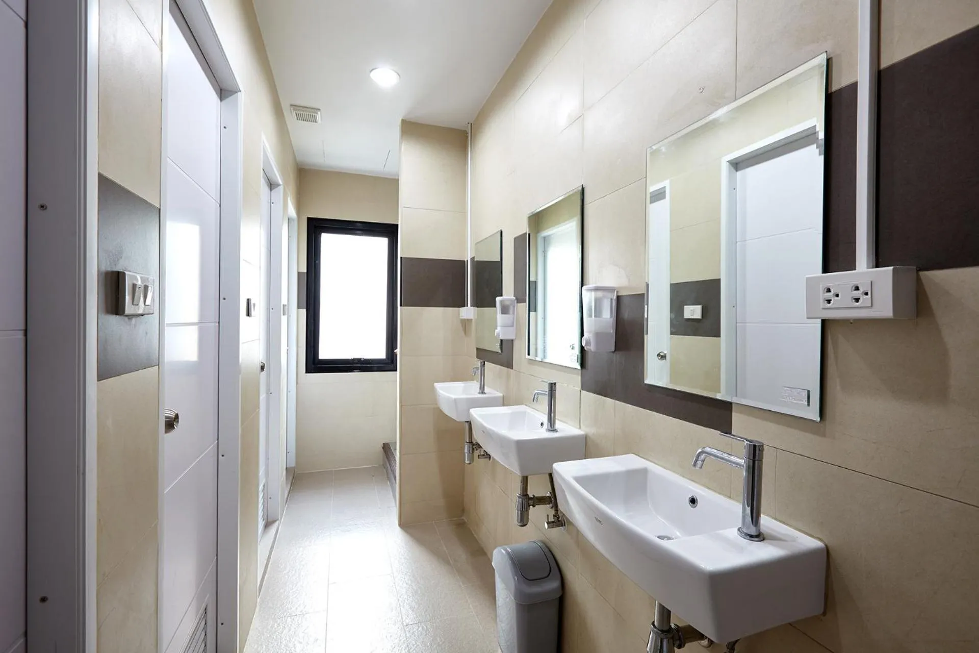 Shower in Le Bonheur Poshtel