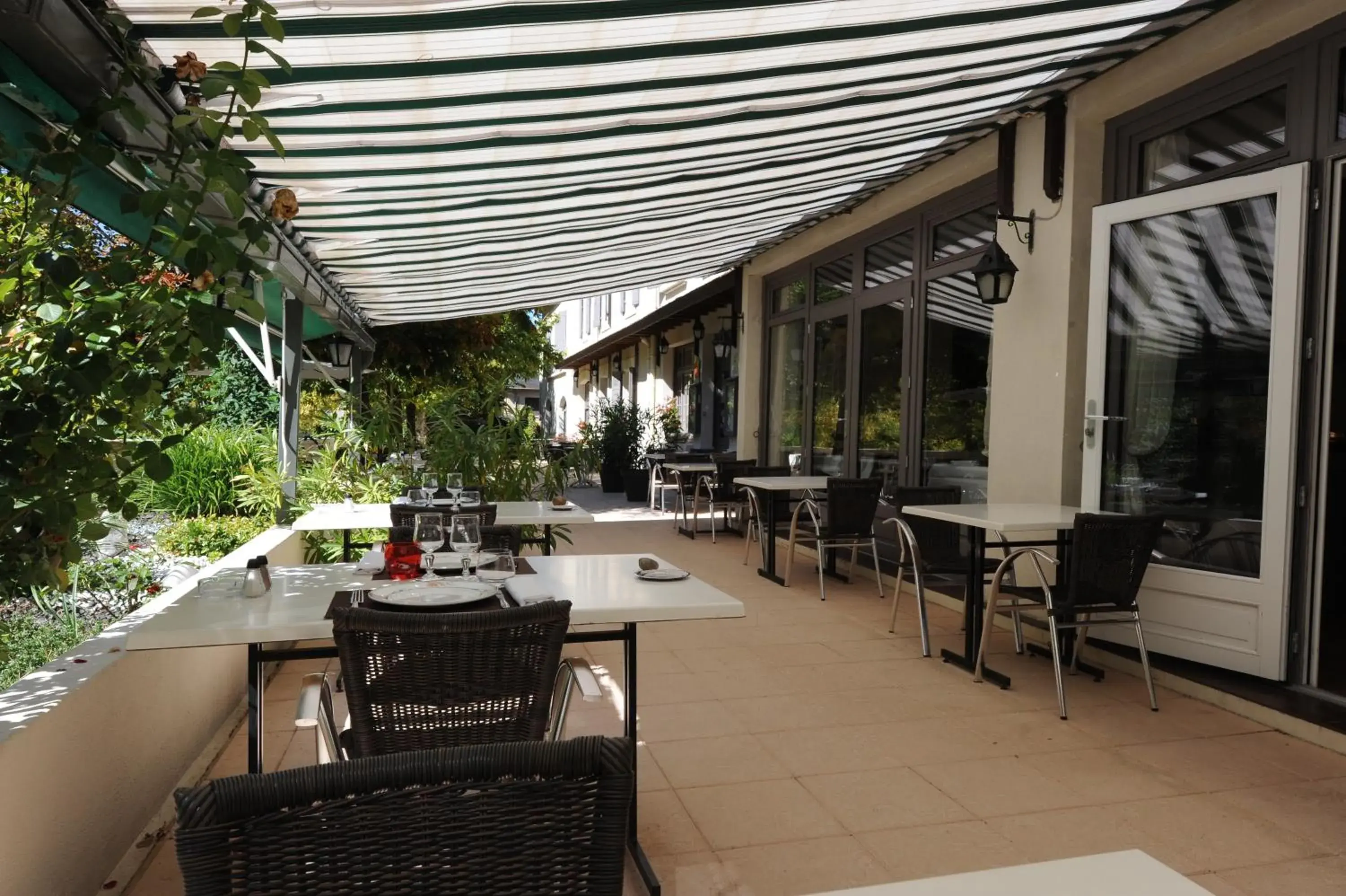 Property building in Logis Hôtel Le Belle Rive Property building in Logis Hôtel Le Belle Rive