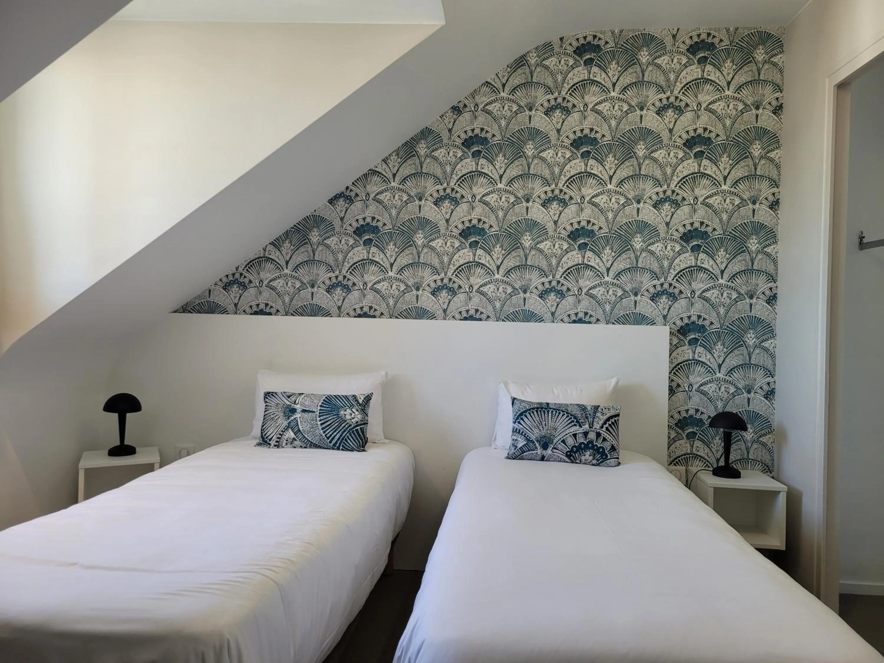 Property building, Bed in Hôtel Port Haliguen