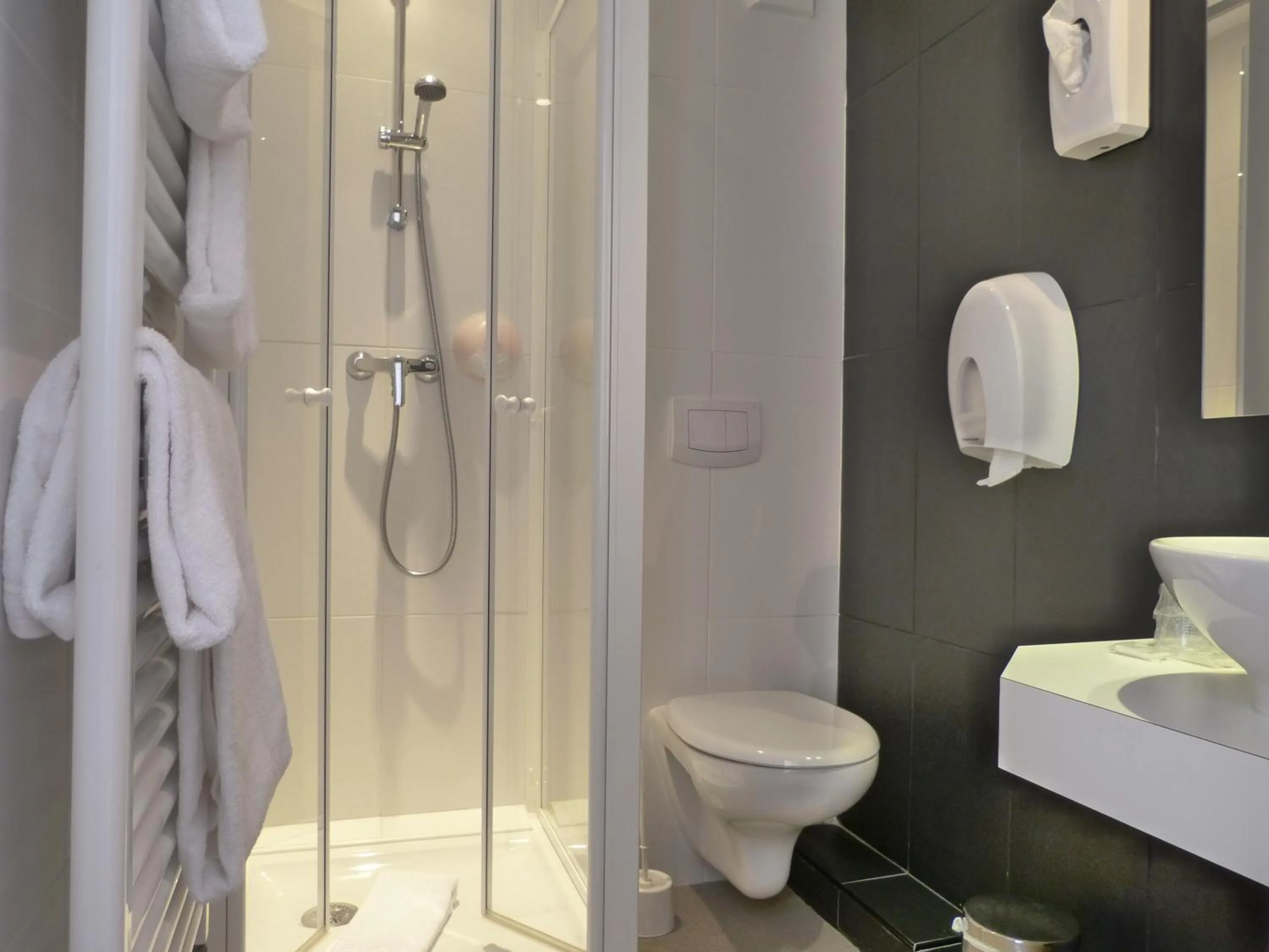 Bathroom in Hôtel Port Haliguen