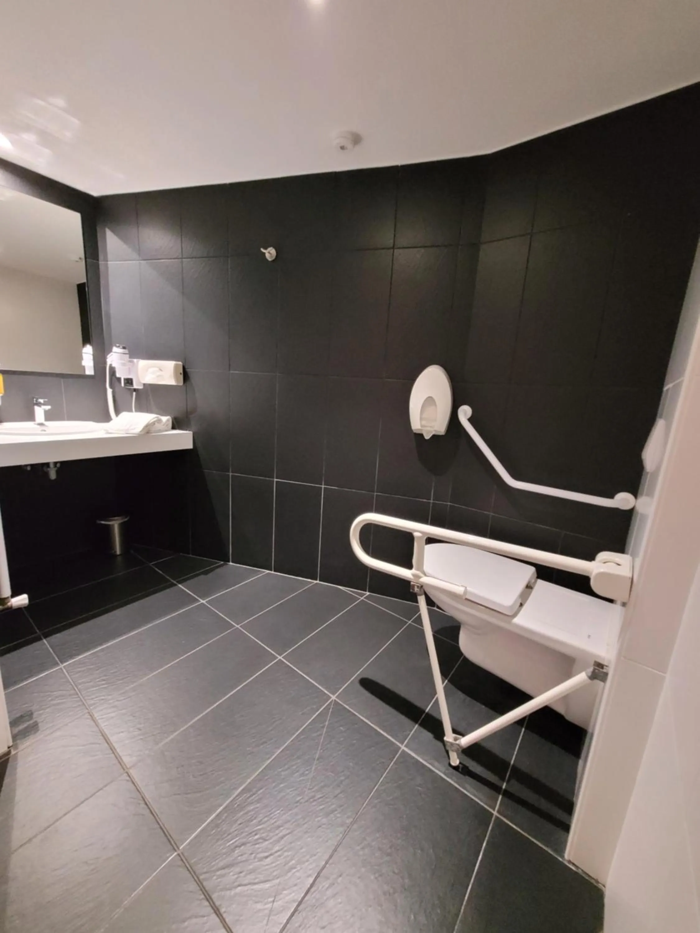 Bathroom in Hôtel Port Haliguen