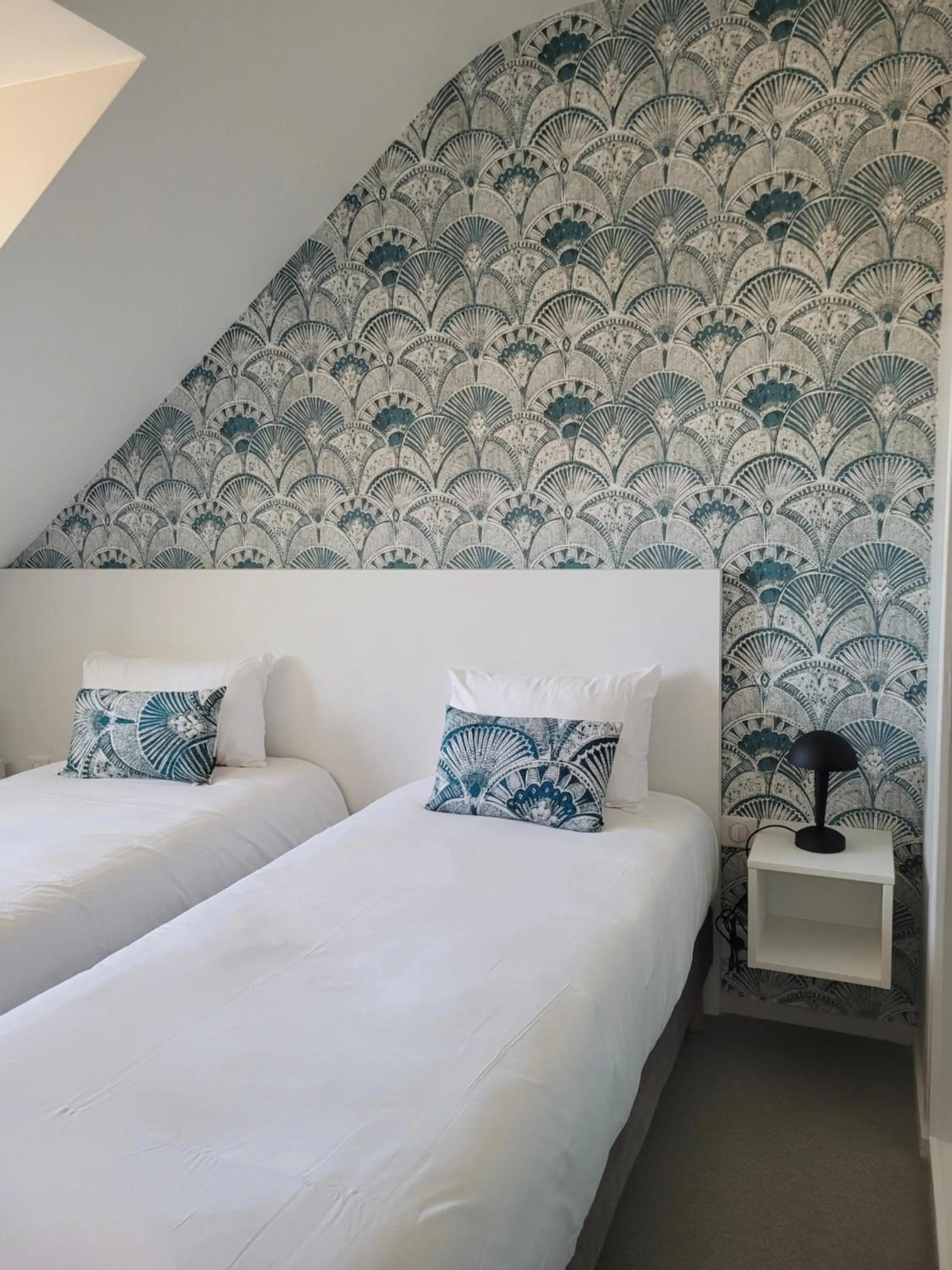 Property building, Bed in Hôtel Port Haliguen