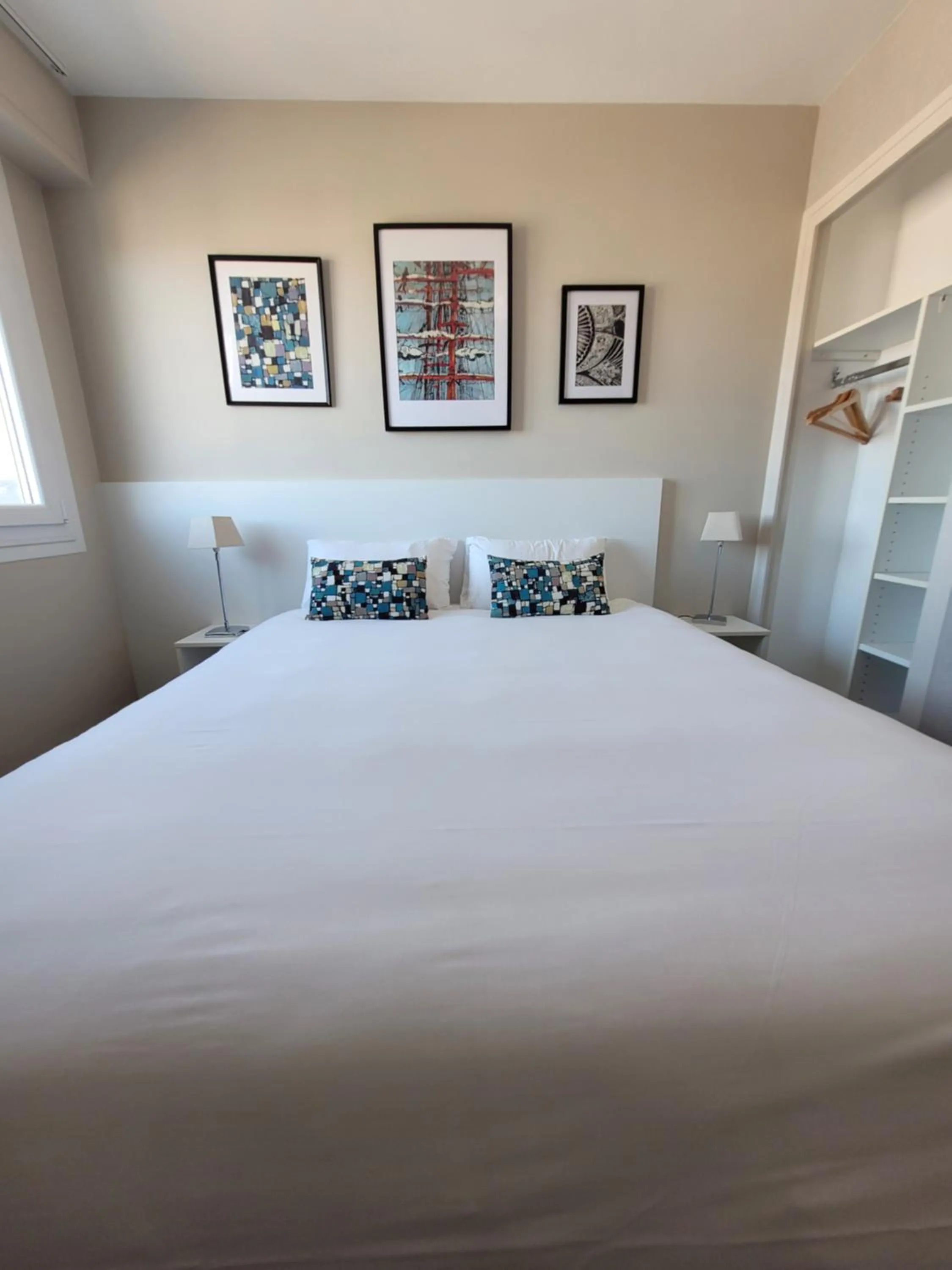 Property building, Bed in Hôtel Port Haliguen