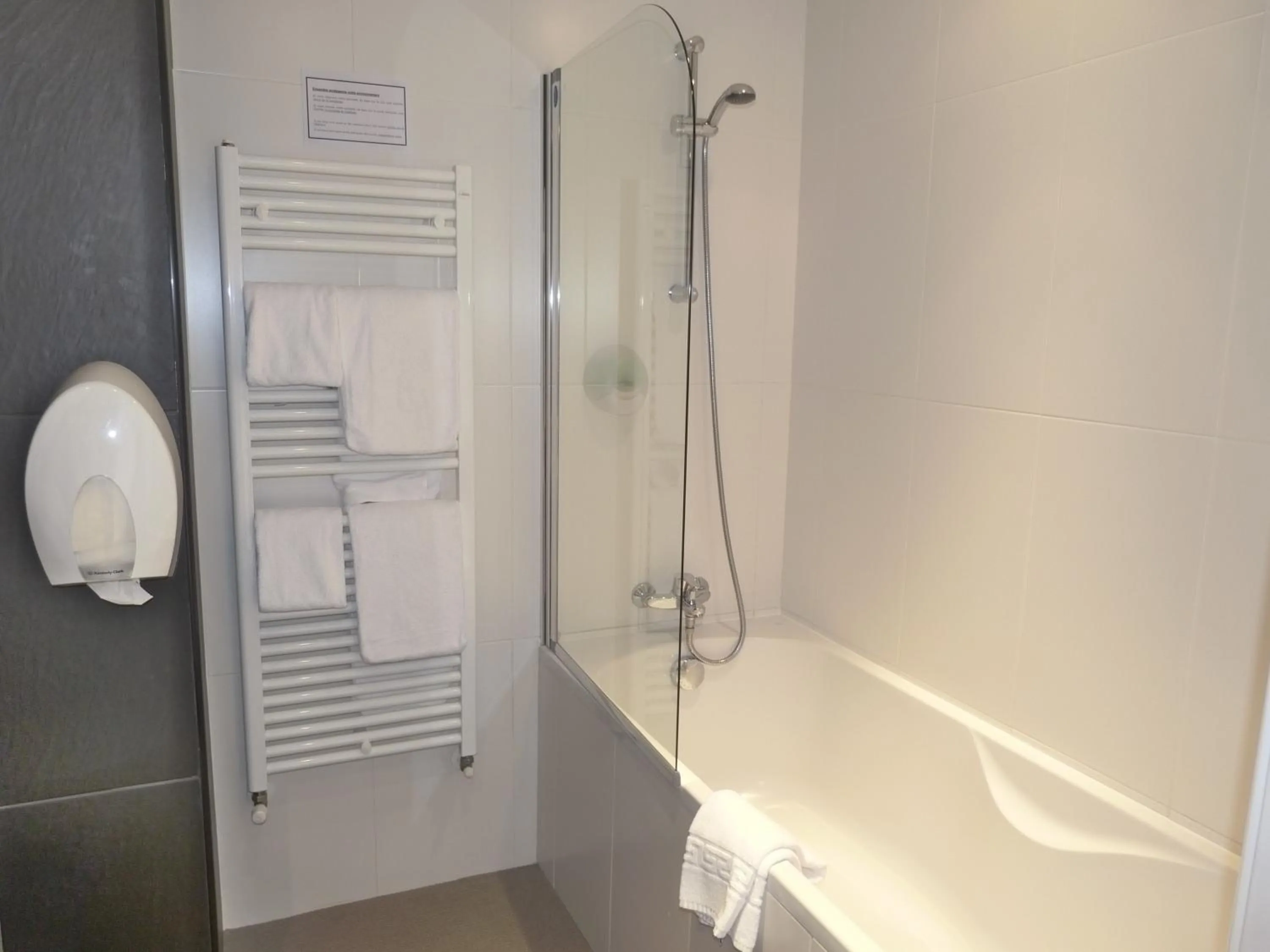 Bathroom in Hôtel Port Haliguen
