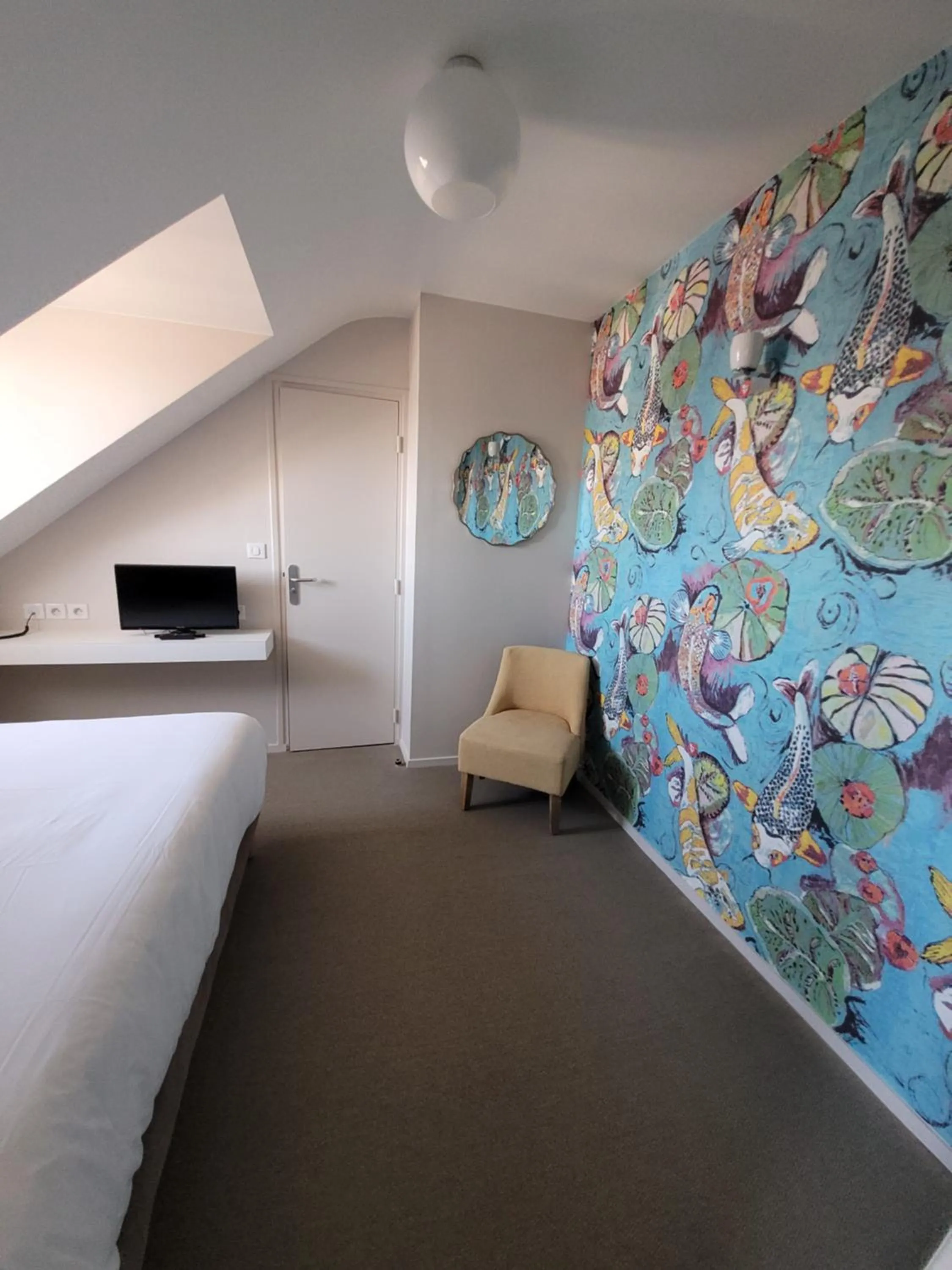 Property building, Bed in Hôtel Port Haliguen