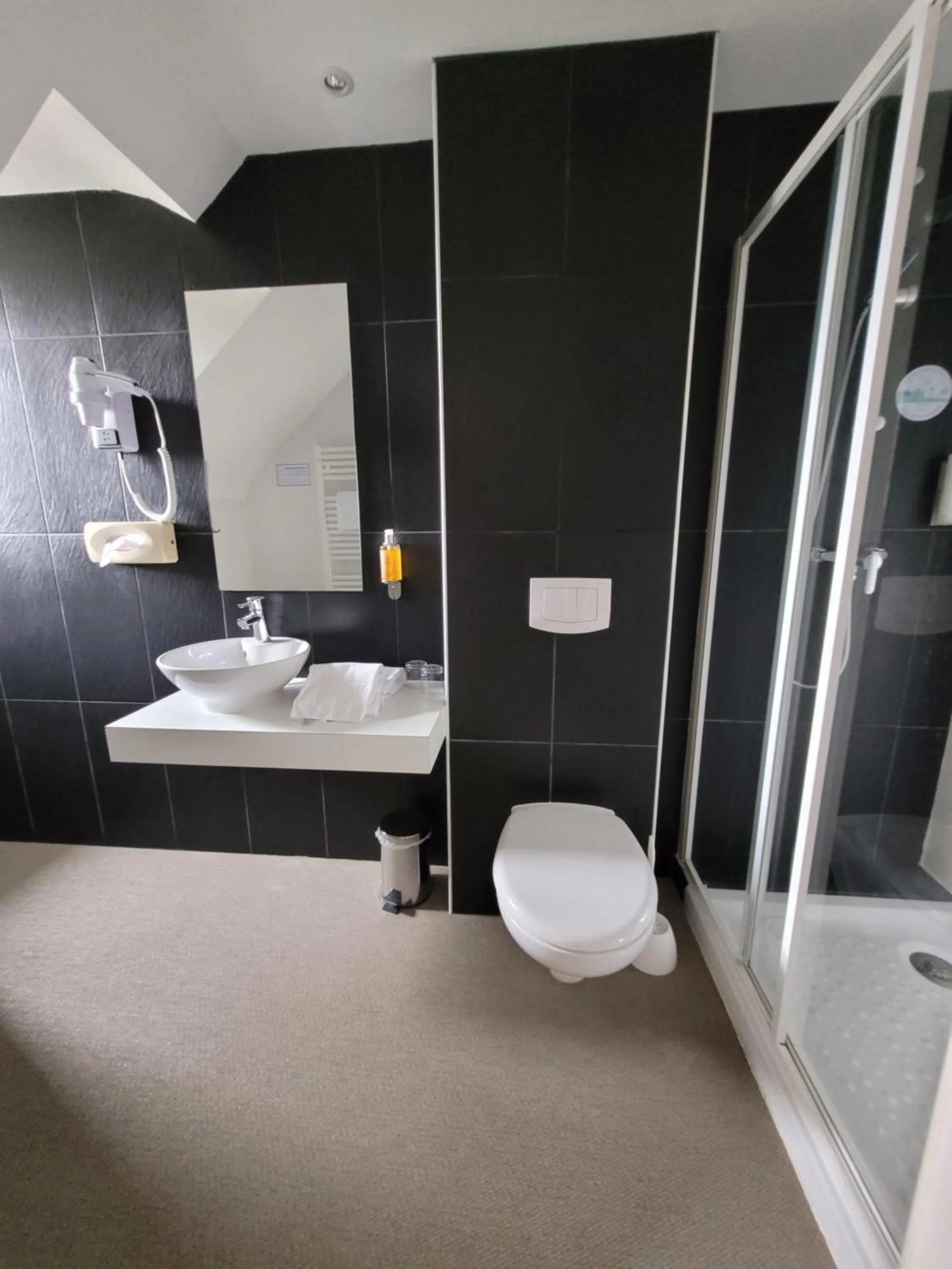 Shower in Hôtel Port Haliguen