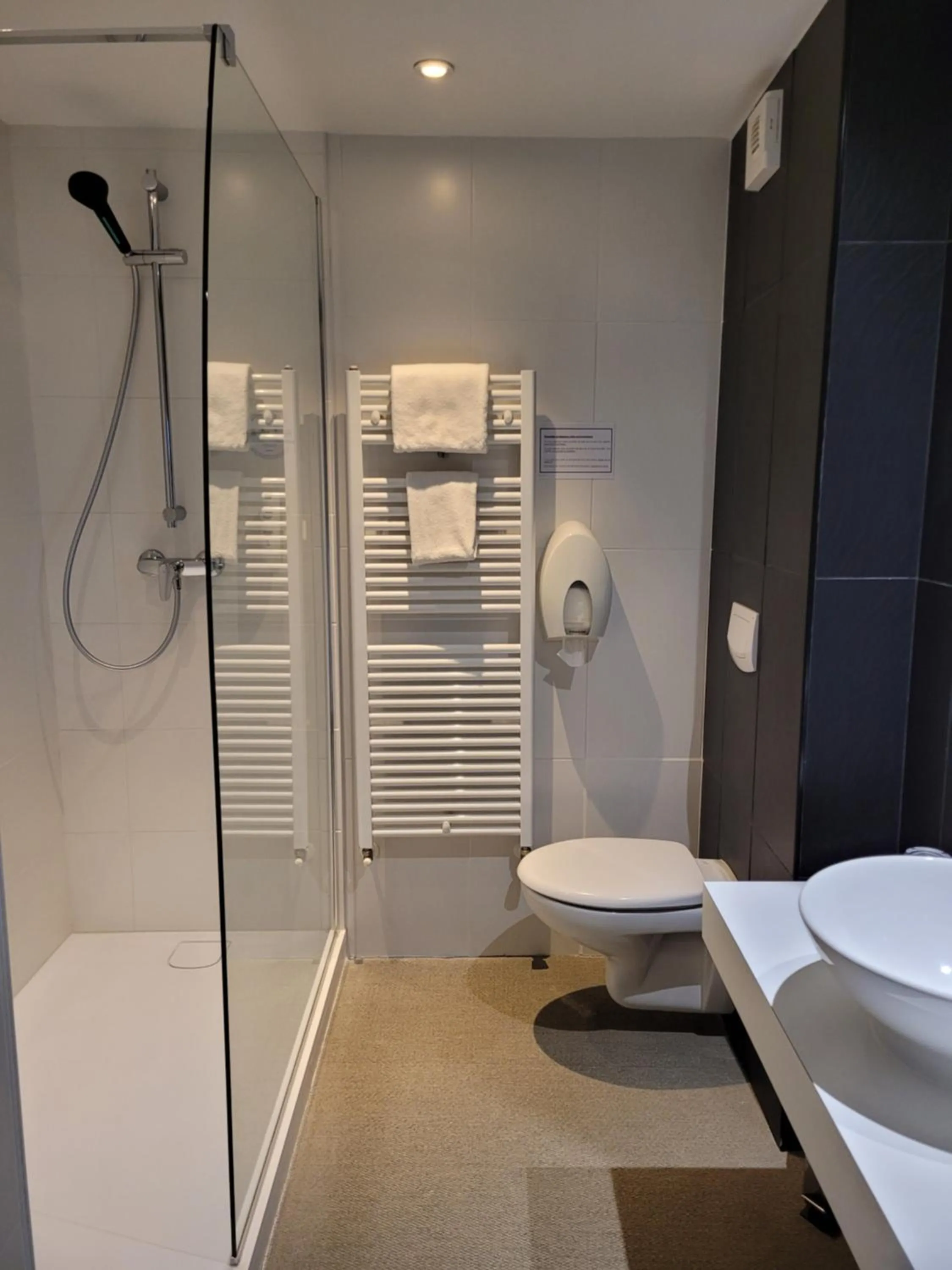 Shower in Hôtel Port Haliguen