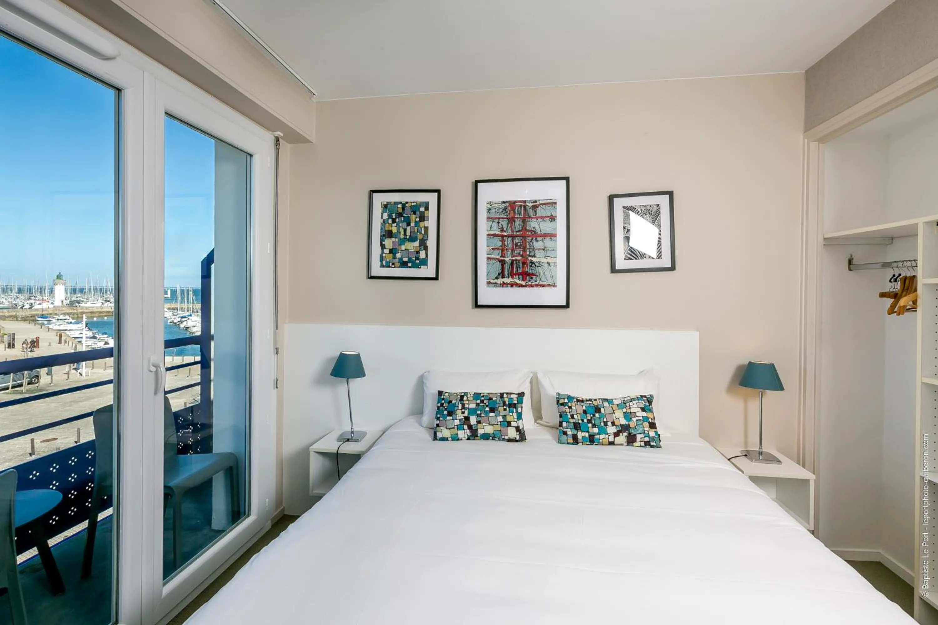 Property building, Bed in Hôtel Port Haliguen