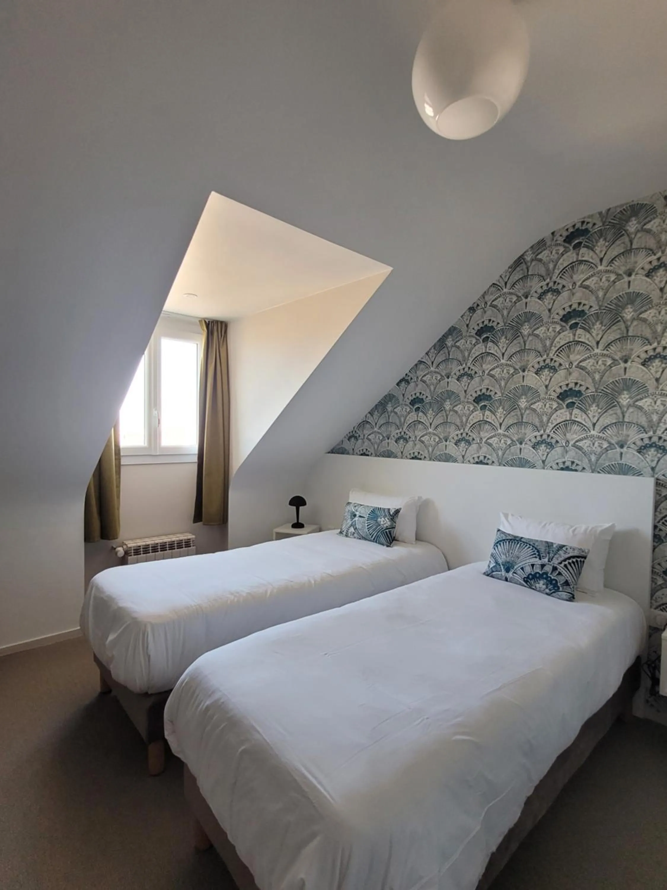 Property building, Bed in Hôtel Port Haliguen