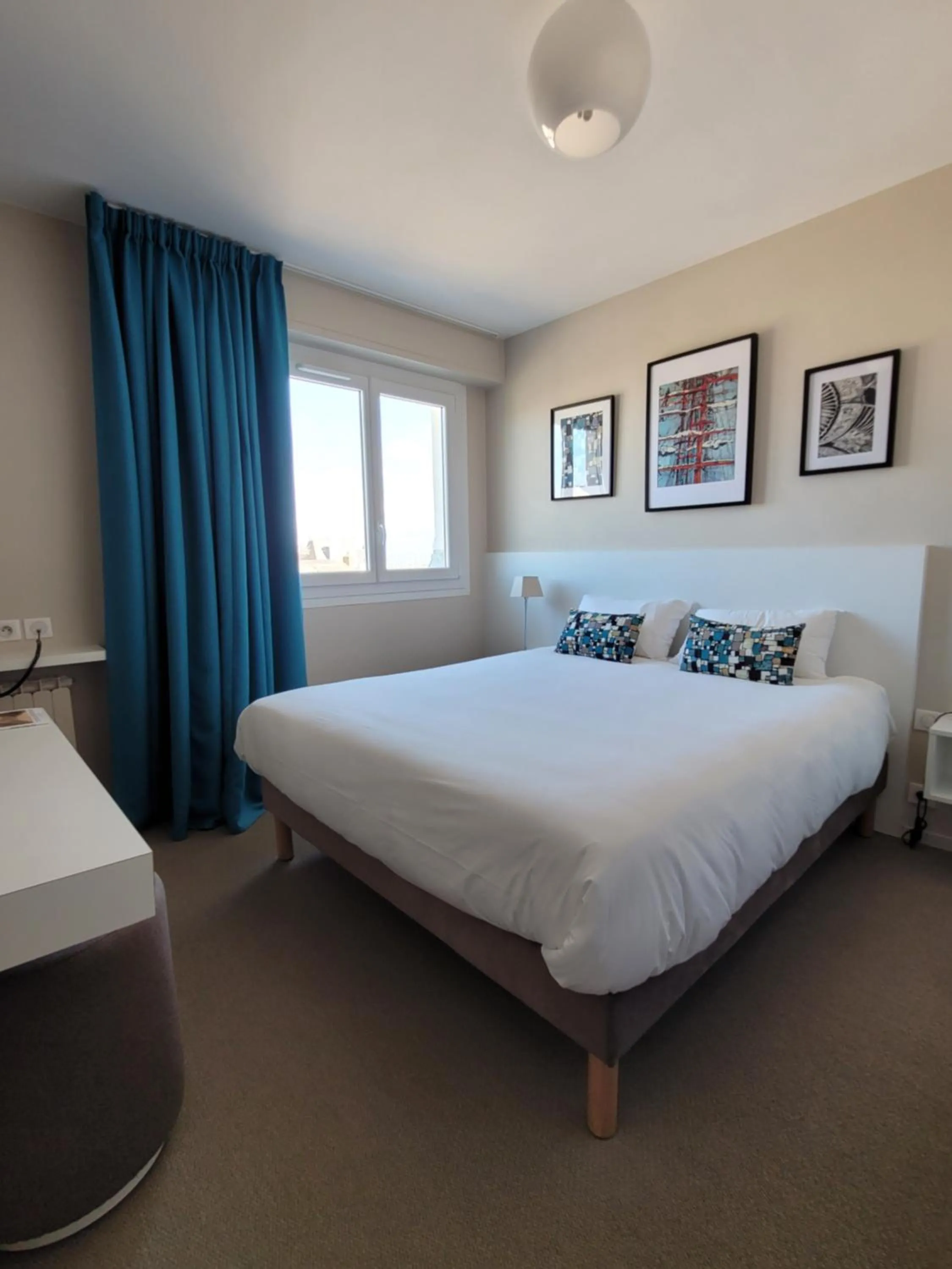 Property building, Bed in Hôtel Port Haliguen