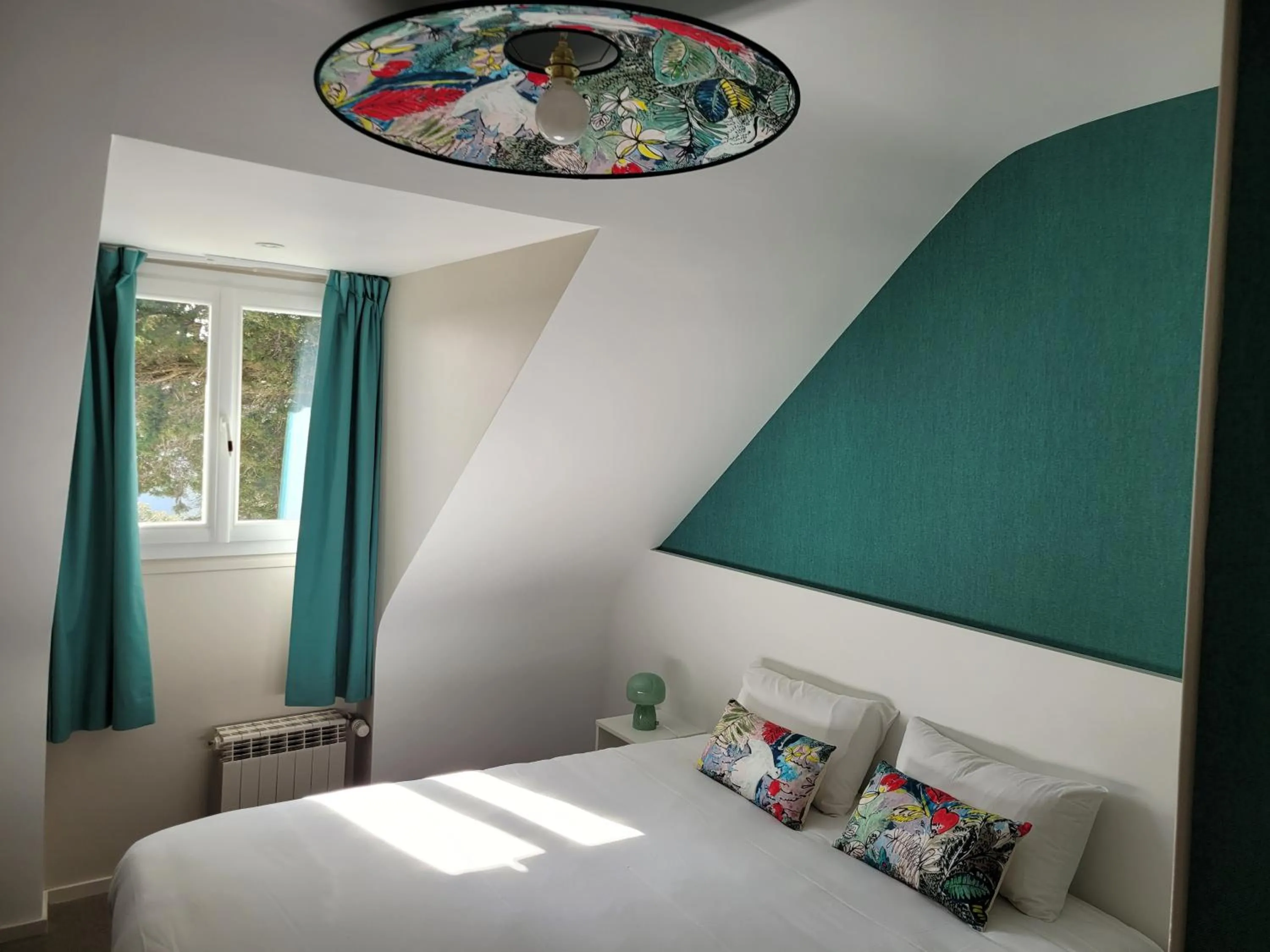 Property building, Bed in Hôtel Port Haliguen