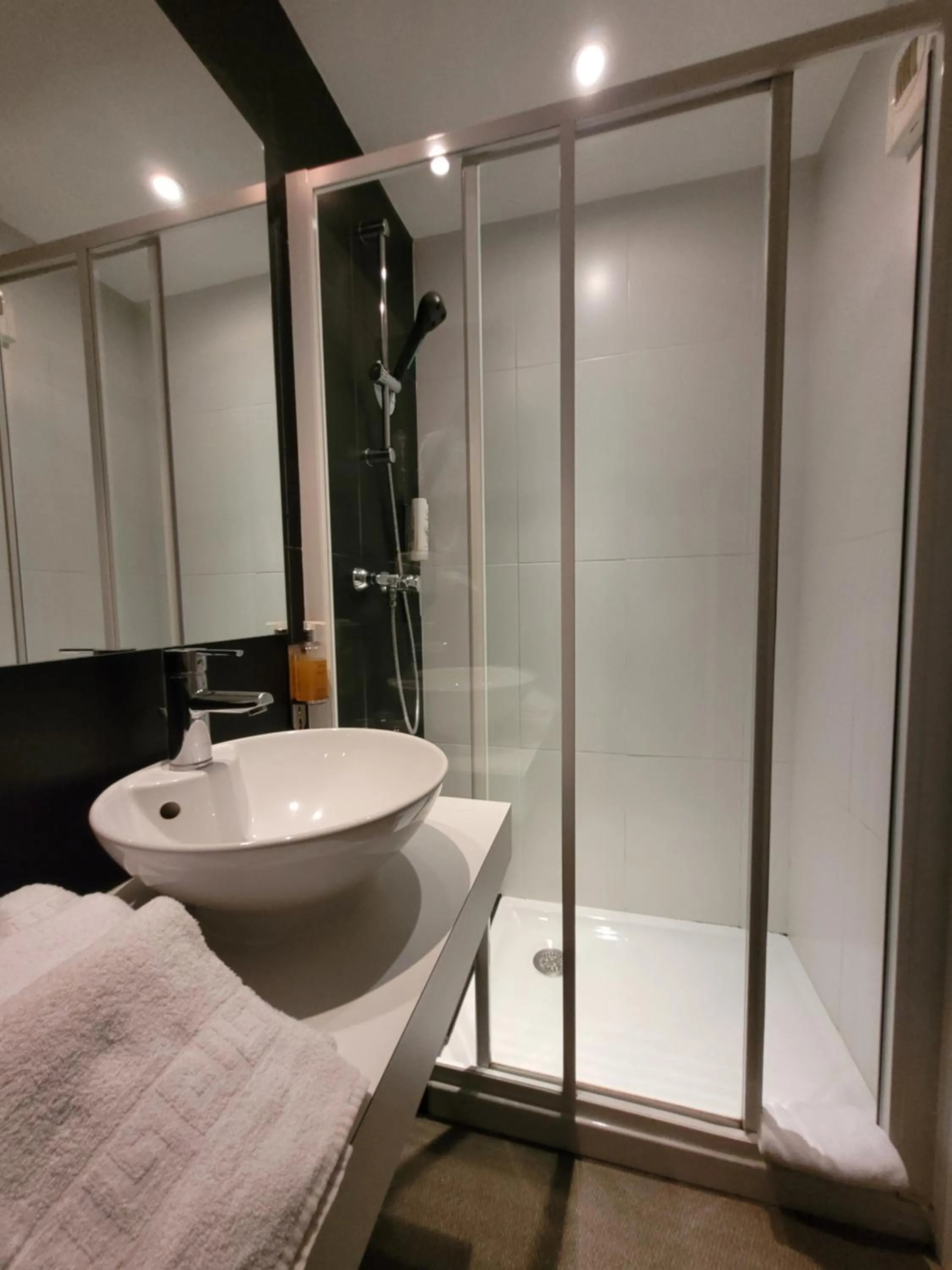 Toilet, Bed in Hôtel Port Haliguen