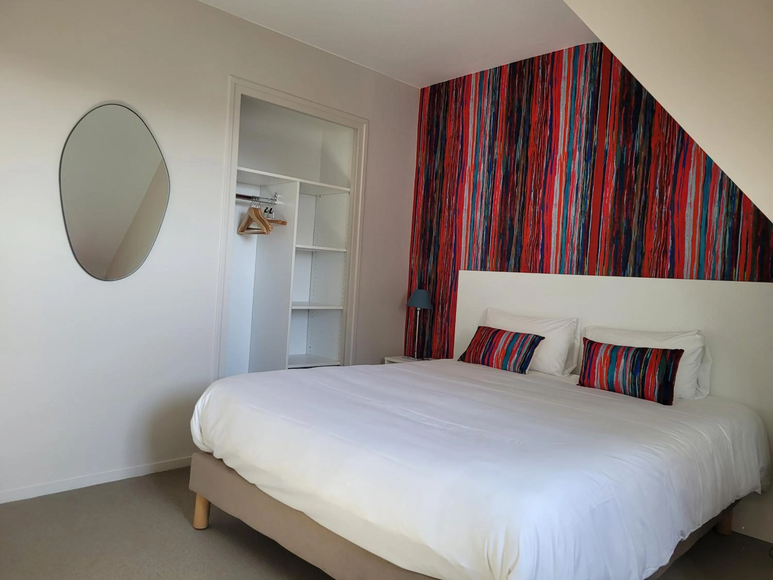 Property building, Bed in Hôtel Port Haliguen