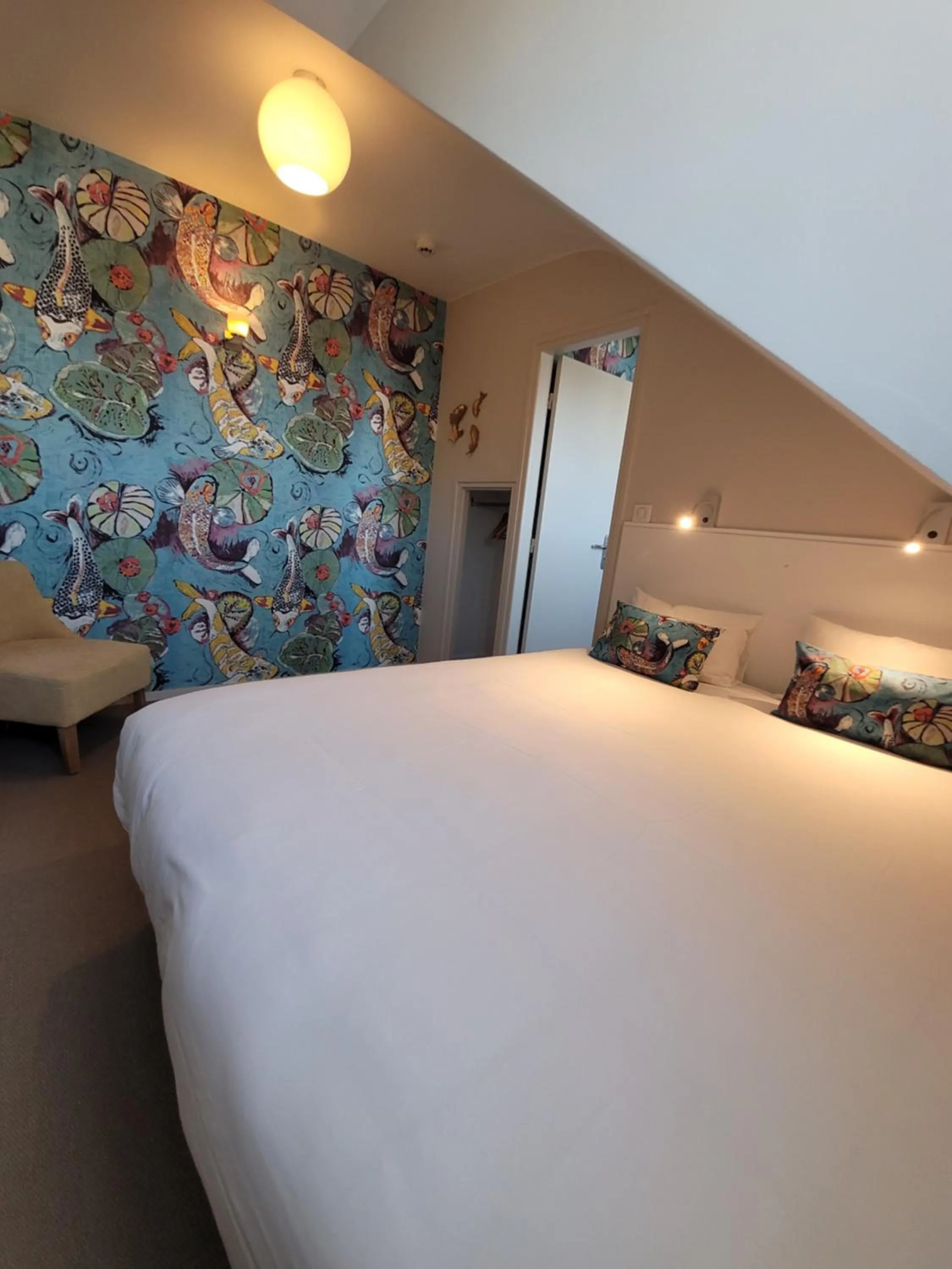 Property building, Bed in Hôtel Port Haliguen