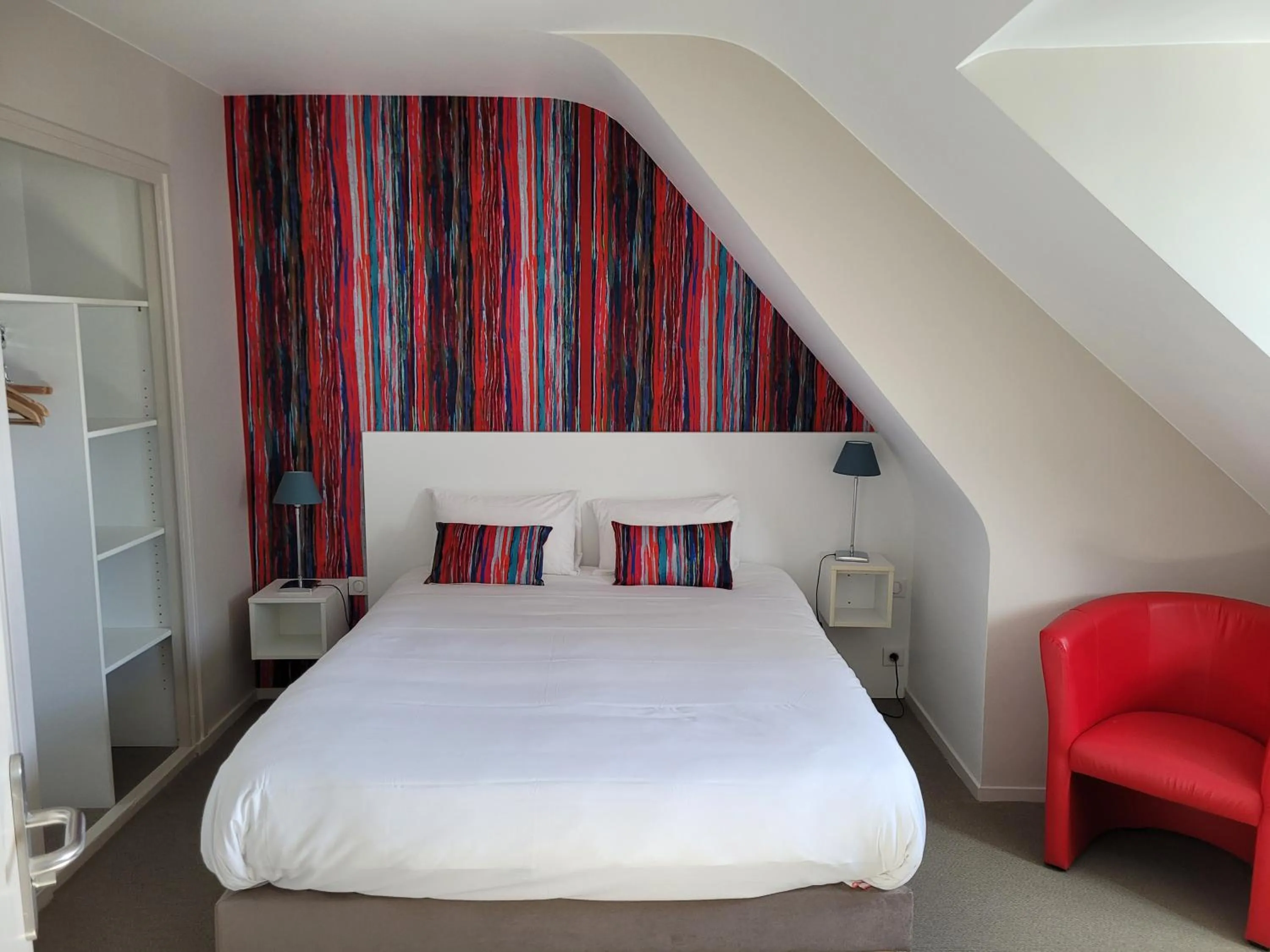 Property building, Bed in Hôtel Port Haliguen