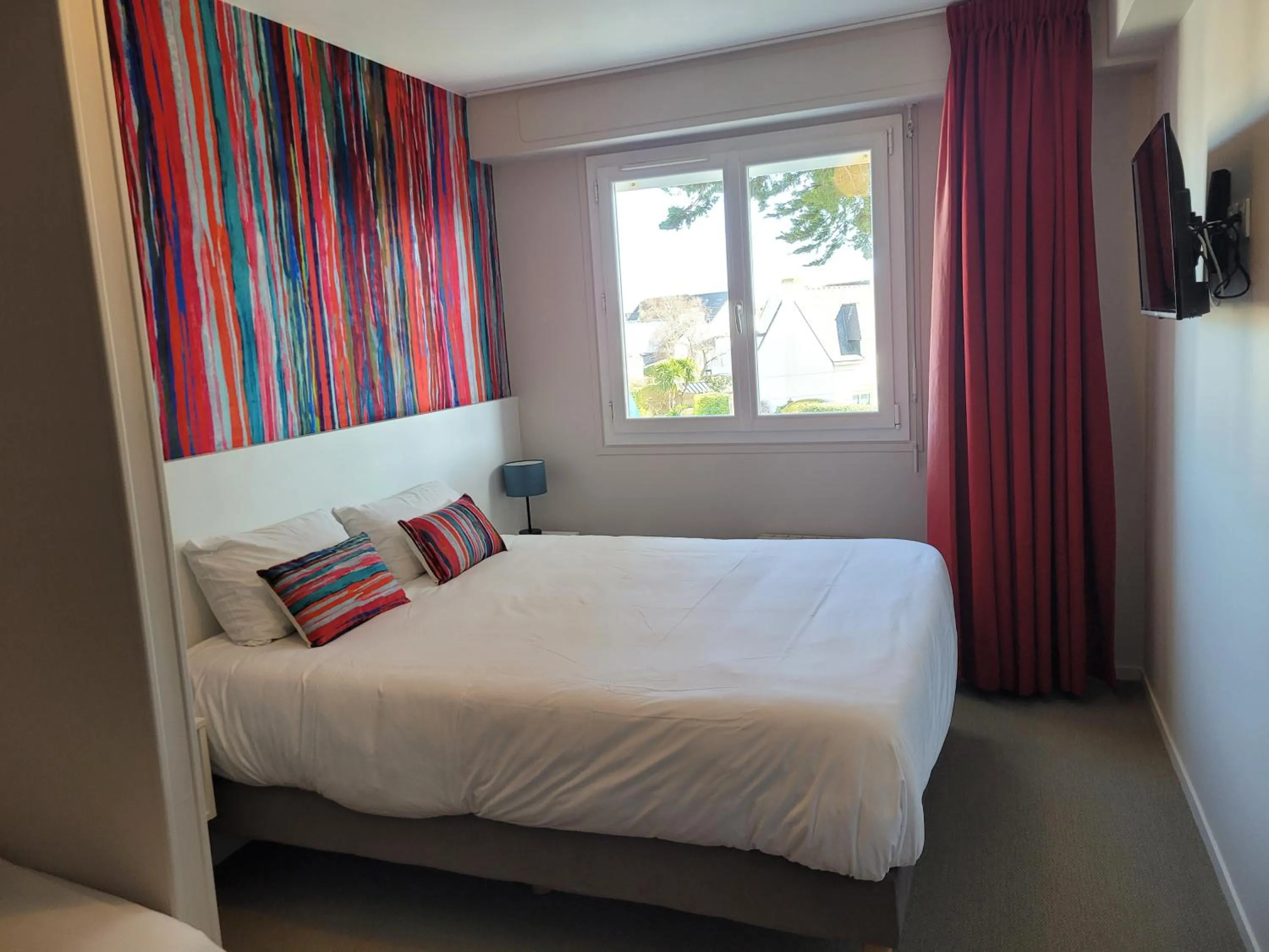 Property building, Bed in Hôtel Port Haliguen
