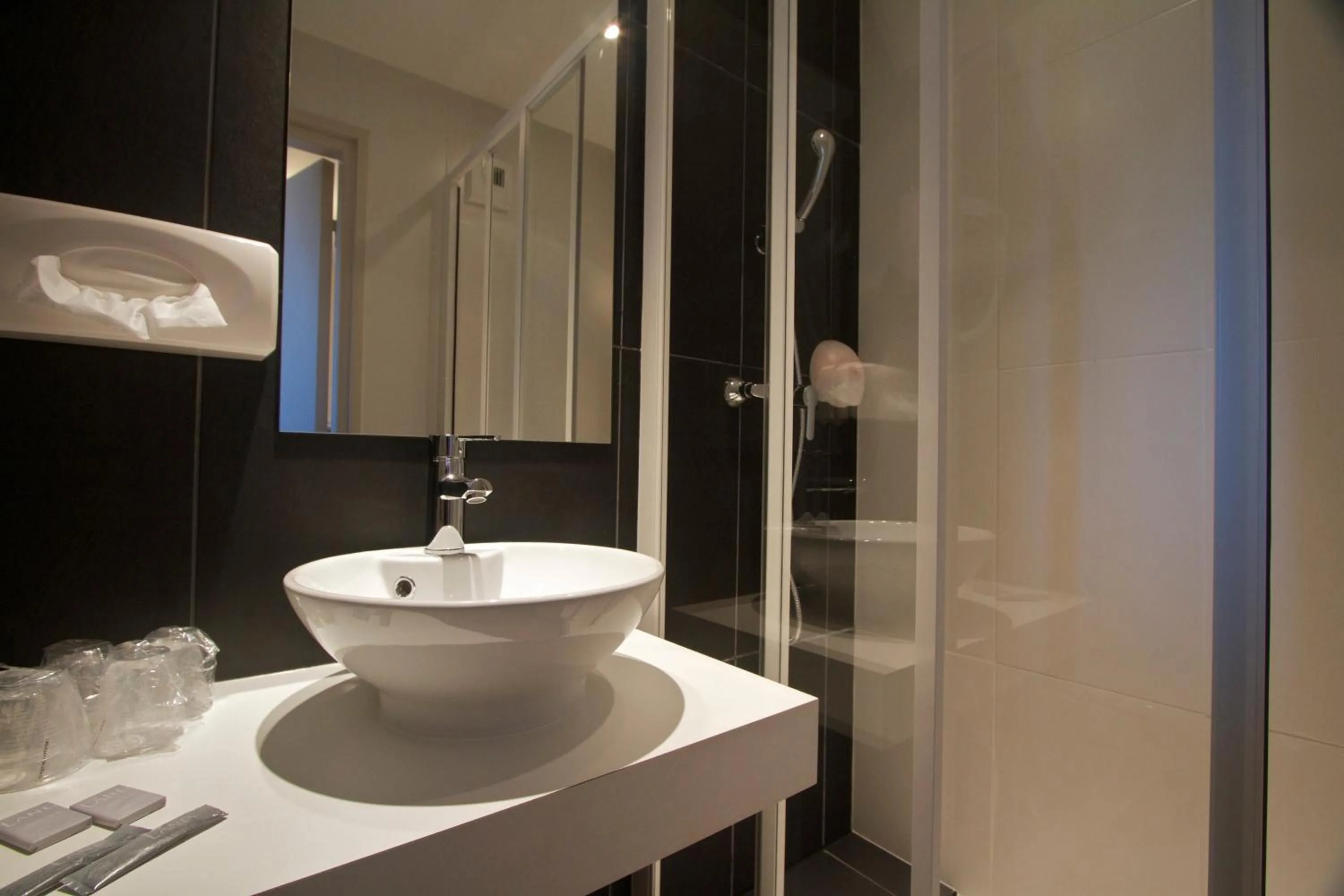 Bathroom in Hôtel Port Haliguen