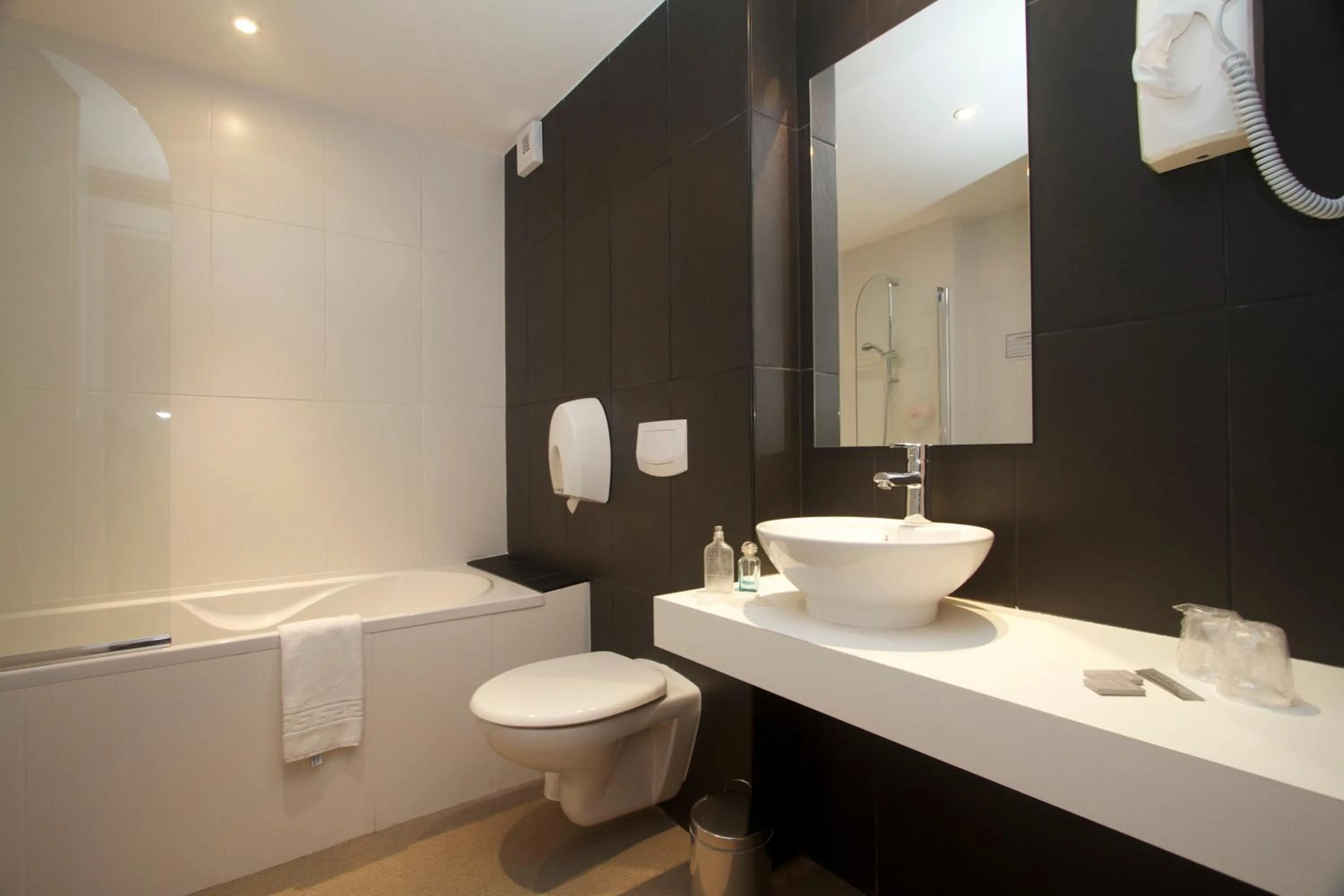 Toilet in Hôtel Port Haliguen