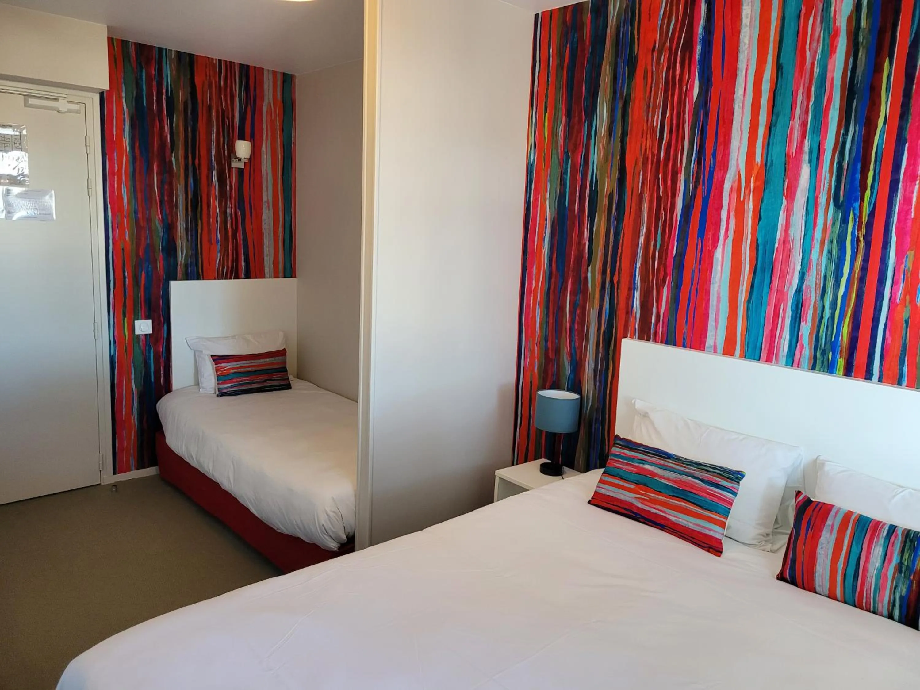 Property building, Bed in Hôtel Port Haliguen