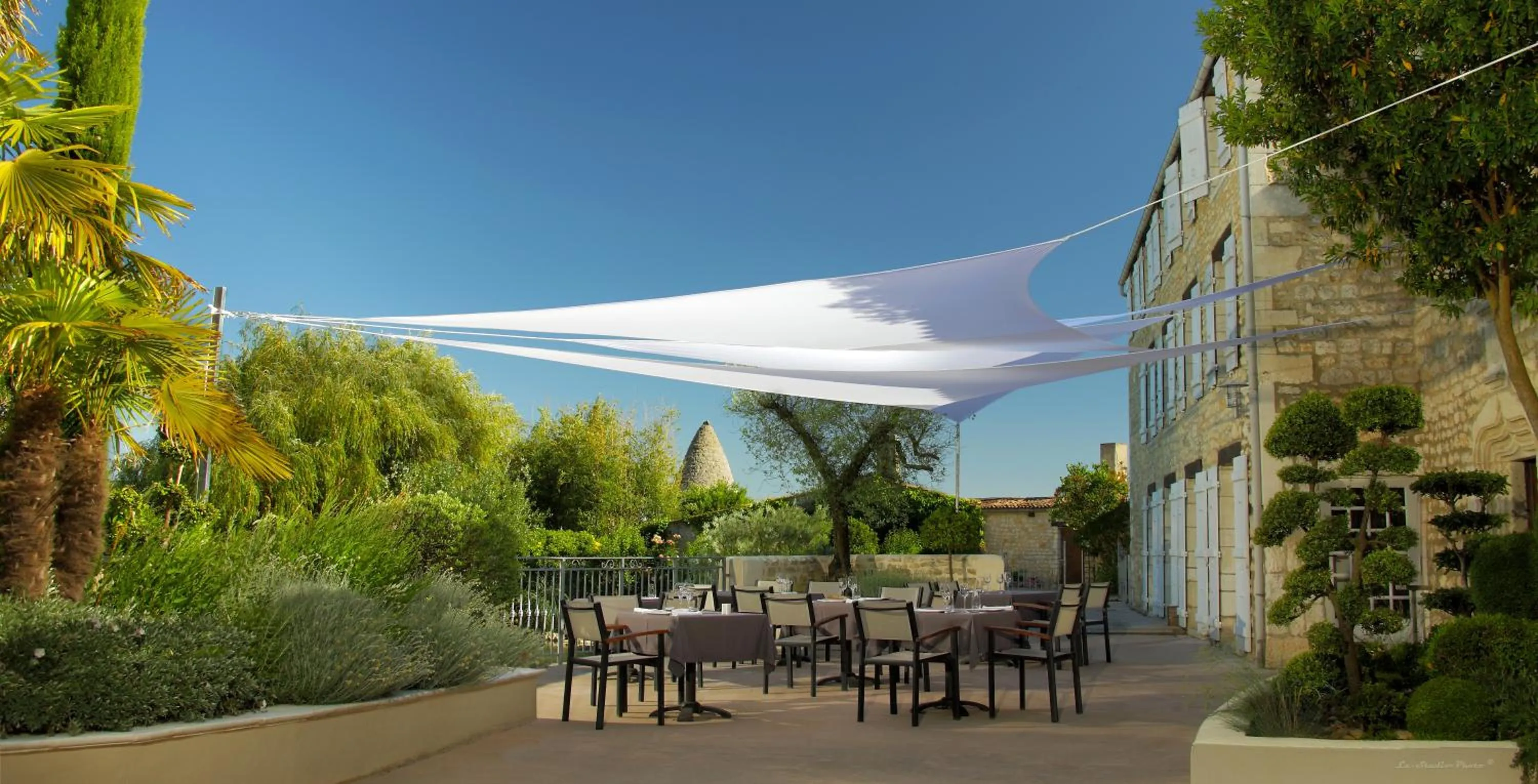 Balcony/Terrace in Logis Hôtel Le Moulin de Chalons