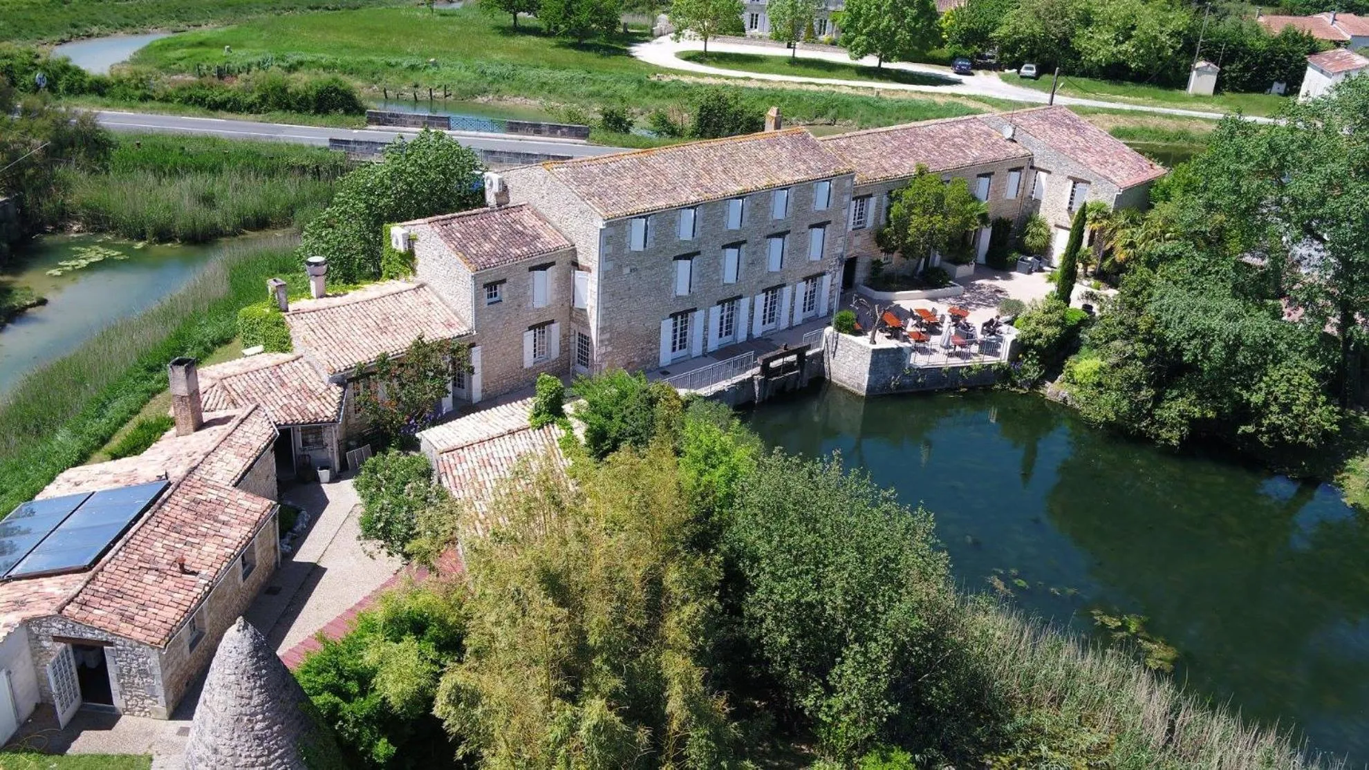 Bird's eye view in Logis Hôtel Le Moulin de Chalons