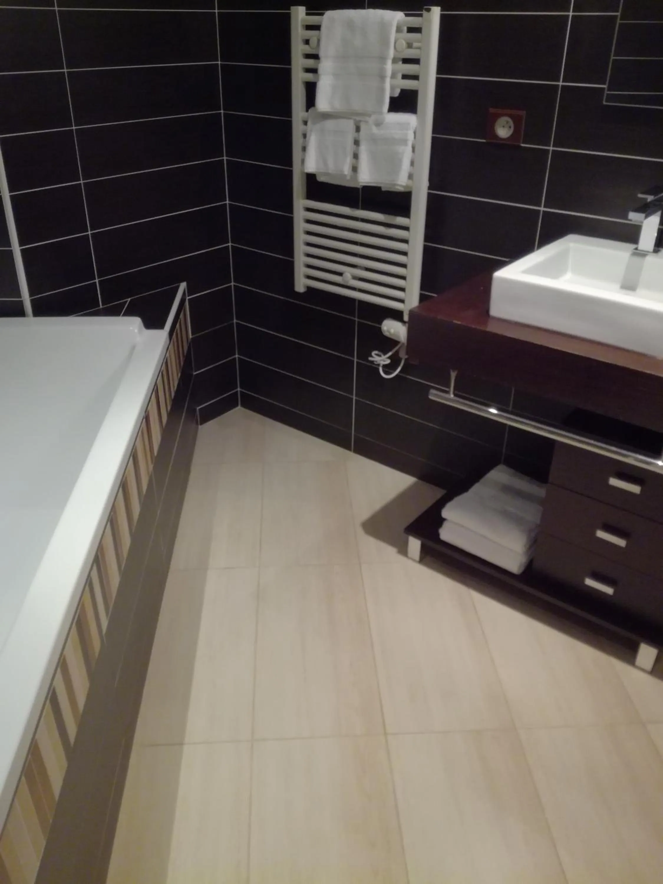 Bathroom in Logis Hôtel Le Moulin de Chalons