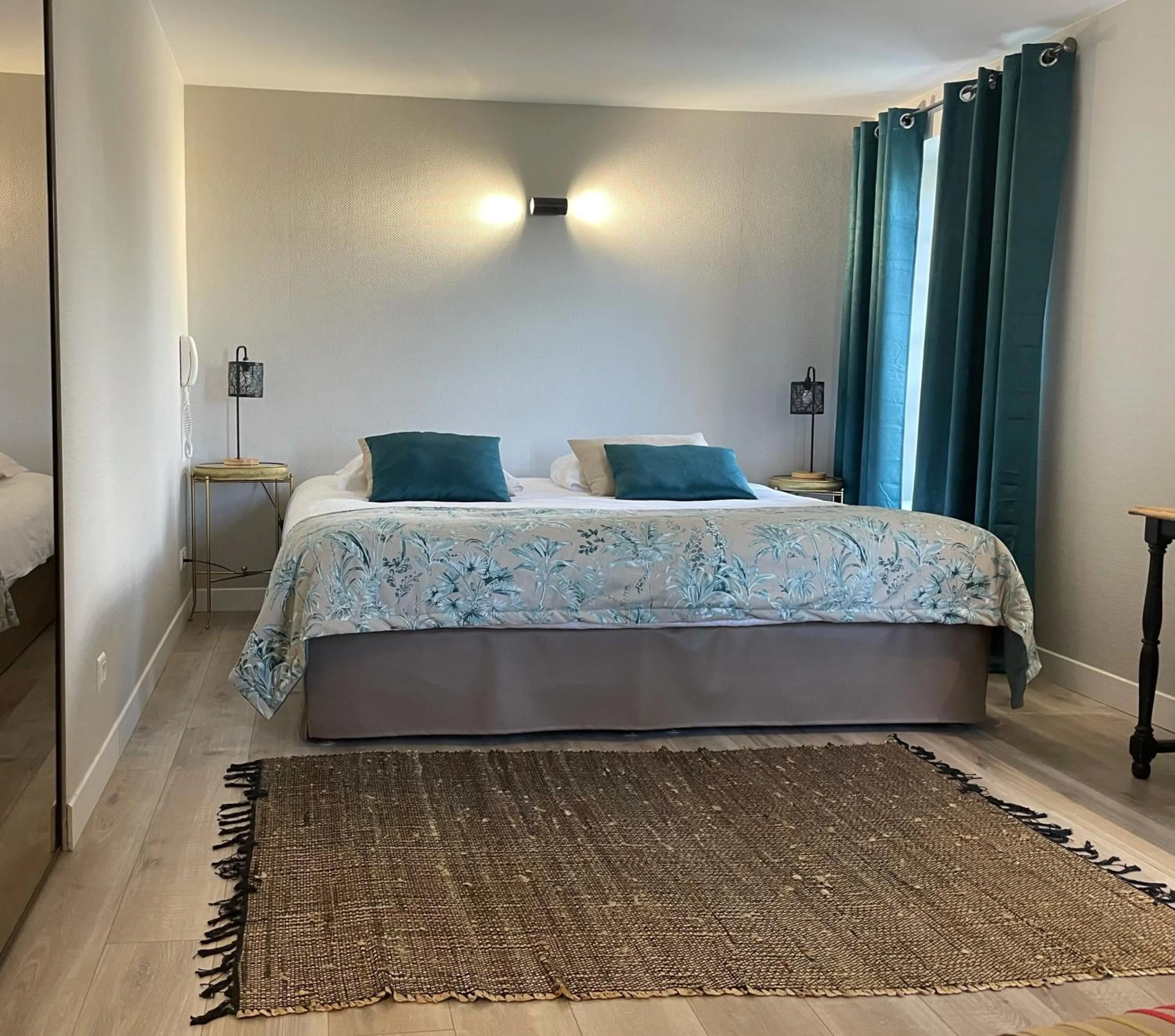 Bed in Logis Hôtel Le Moulin de Chalons