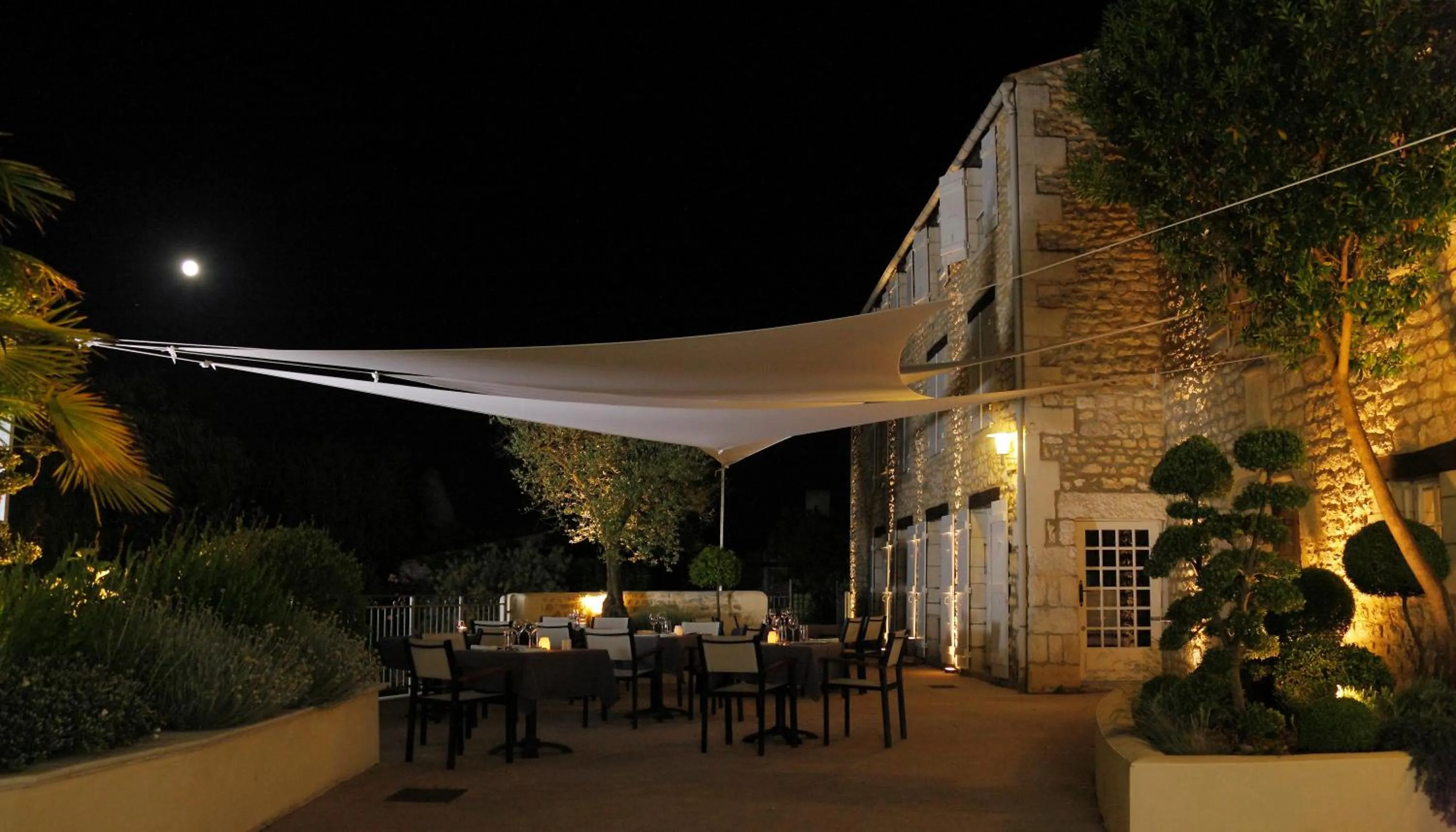 Patio in Logis Hôtel Le Moulin de Chalons