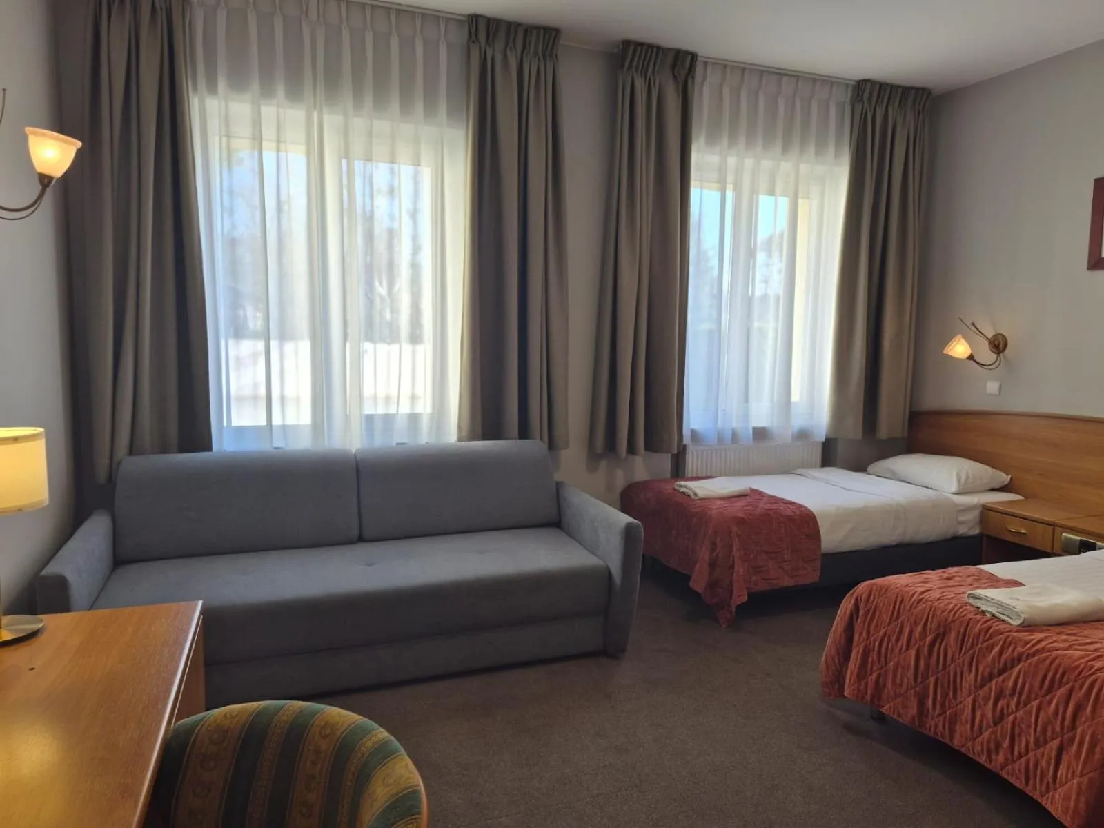 Seating area, Bed in Delta In