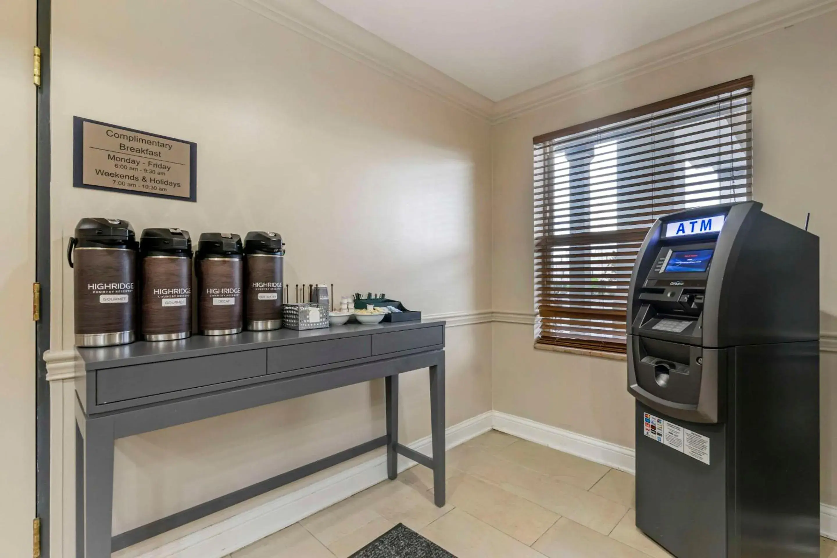 Breakfast in Country Inn & Suites by Radisson, Tampa Airport North, FL Breakfast in Country Inn & Suites by Radisson, Tampa Airport North, FL