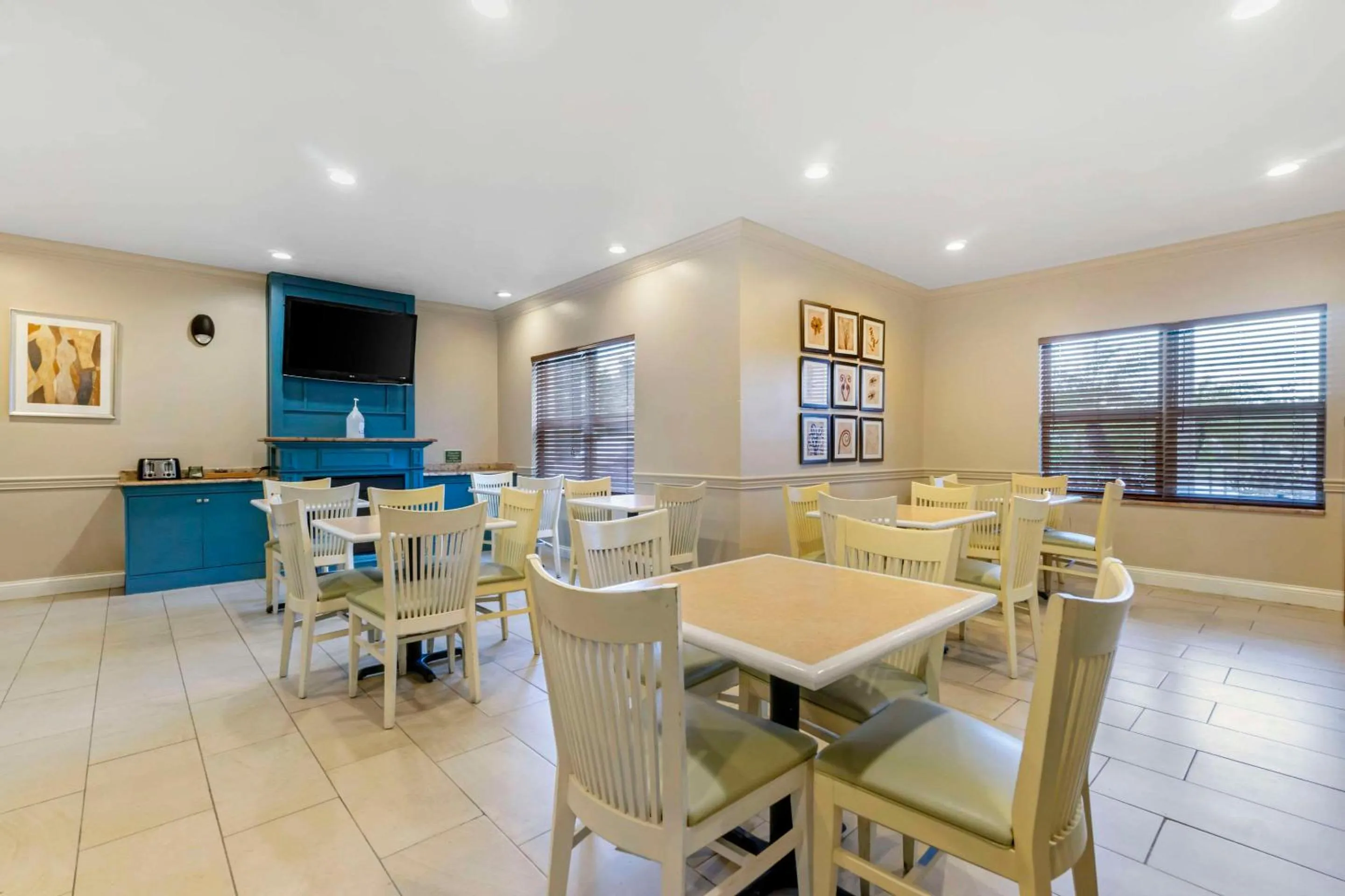 Breakfast in Country Inn & Suites by Radisson, Tampa Airport North, FL