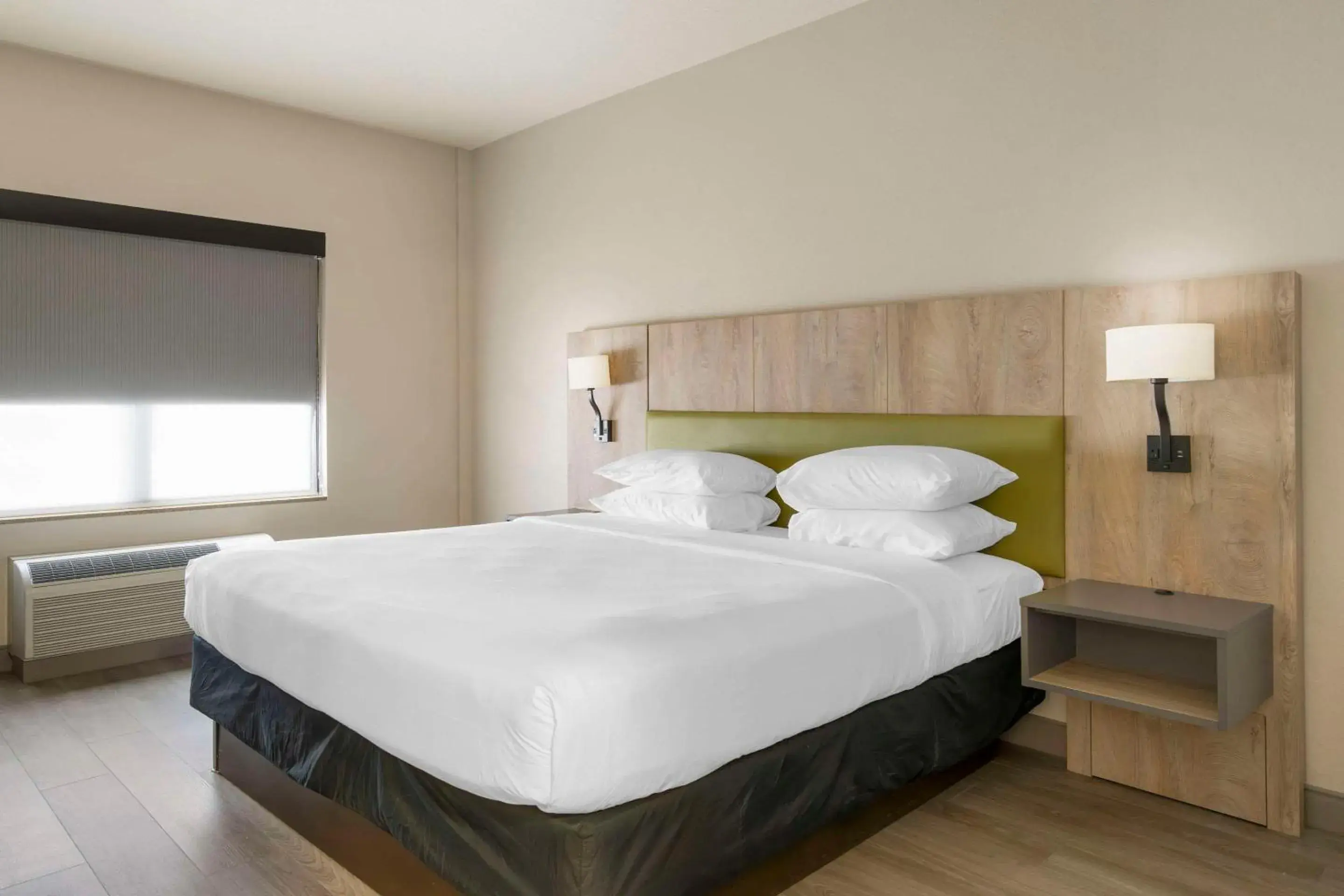 Bedroom, Bed in Country Inn & Suites by Radisson, Tampa Airport North, FL Bedroom, Bed in Country Inn & Suites by Radisson, Tampa Airport North, FL