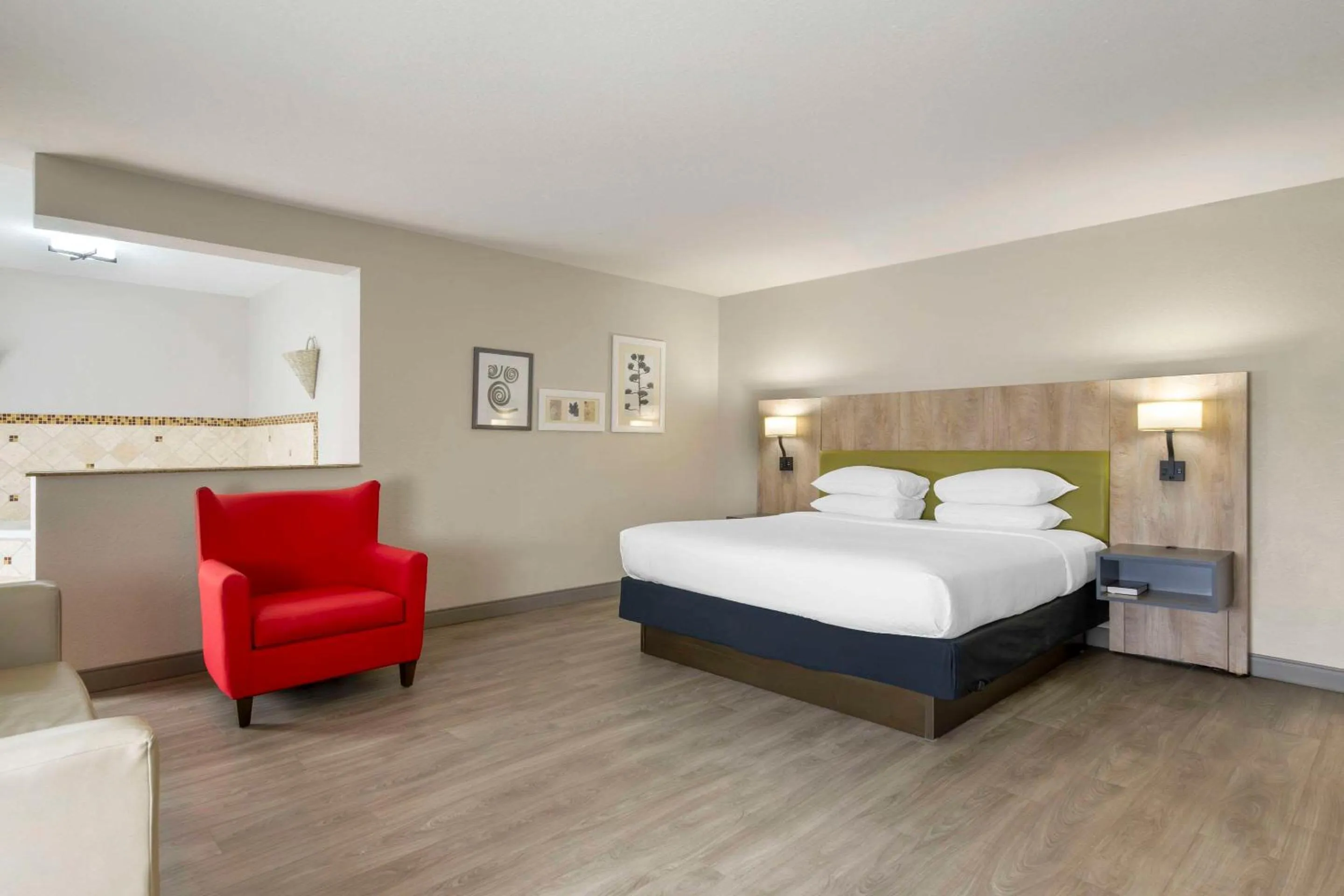 Bedroom, Bed in Country Inn & Suites by Radisson, Tampa Airport North, FL