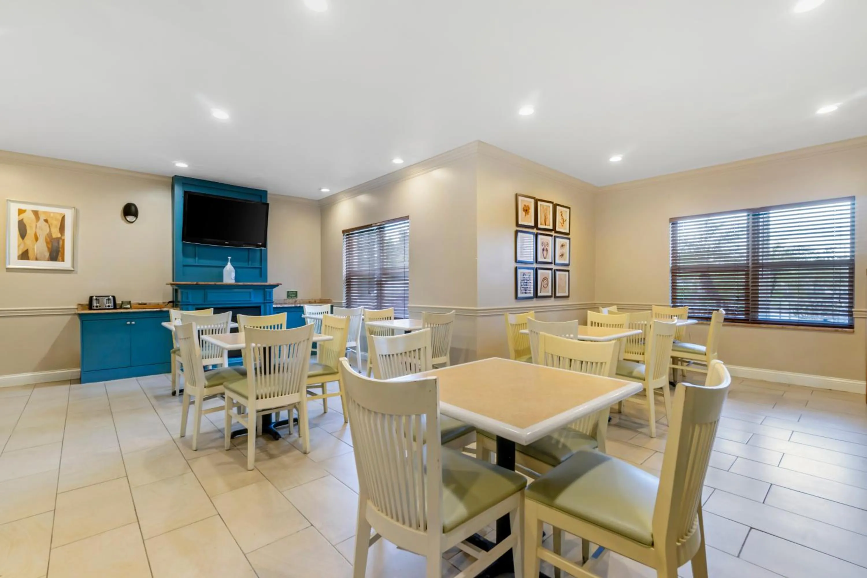 Dining area in Country Inn & Suites by Radisson, Tampa Airport North, FL