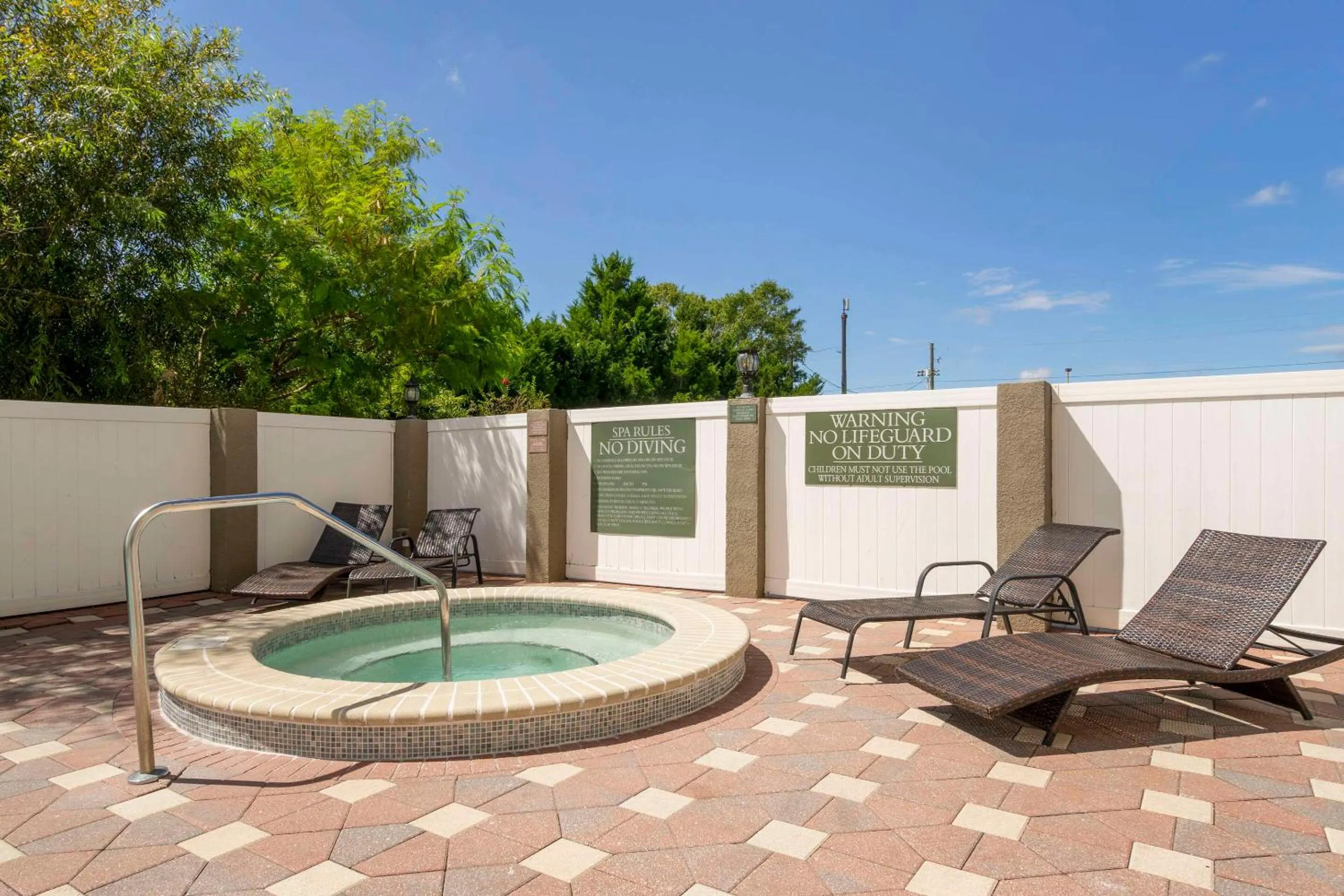 Swimming pool in Country Inn & Suites by Radisson, Tampa Airport North, FL
