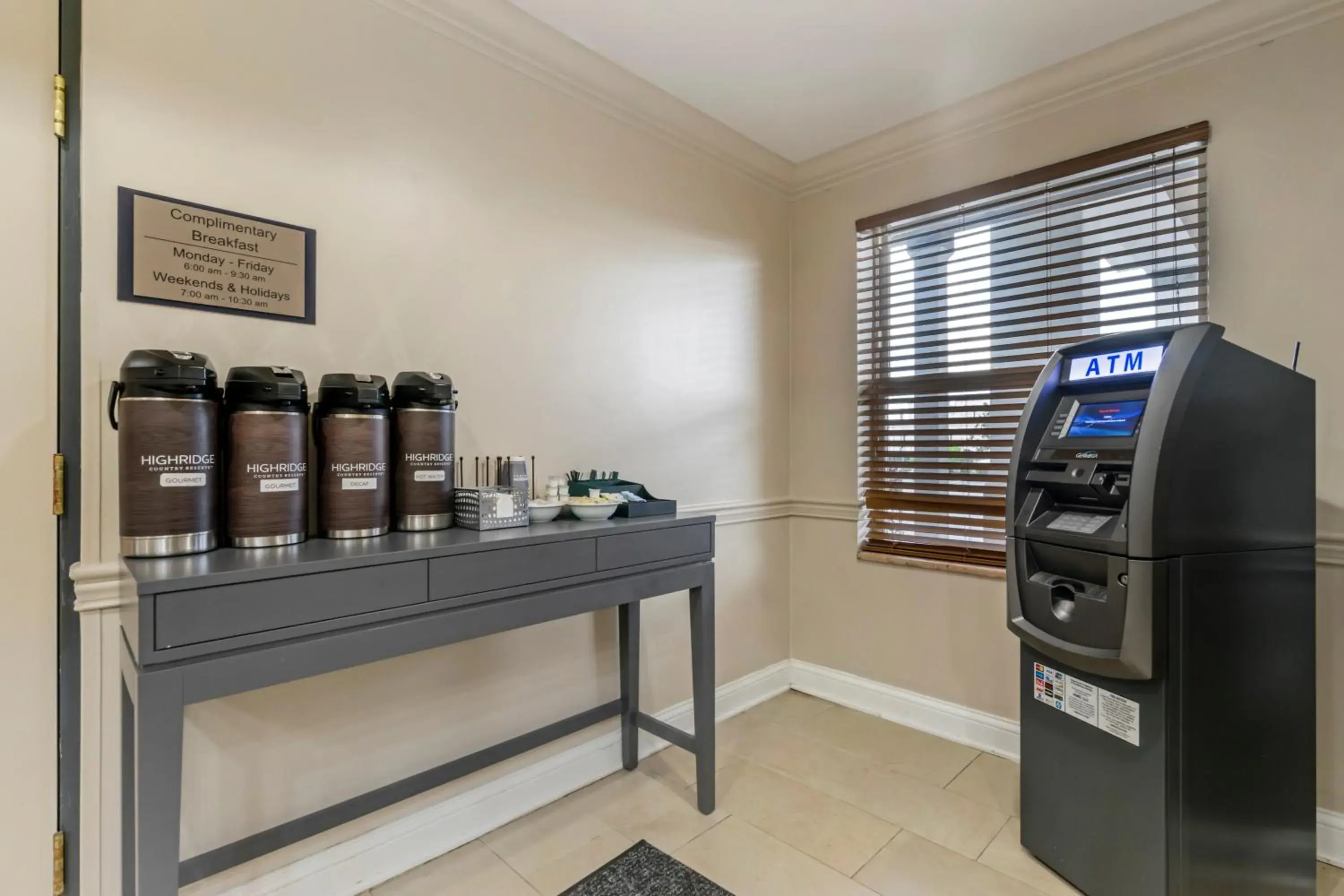 Restaurant/places to eat in Country Inn & Suites by Radisson, Tampa Airport North, FL Restaurant/places to eat in Country Inn & Suites by Radisson, Tampa Airport North, FL