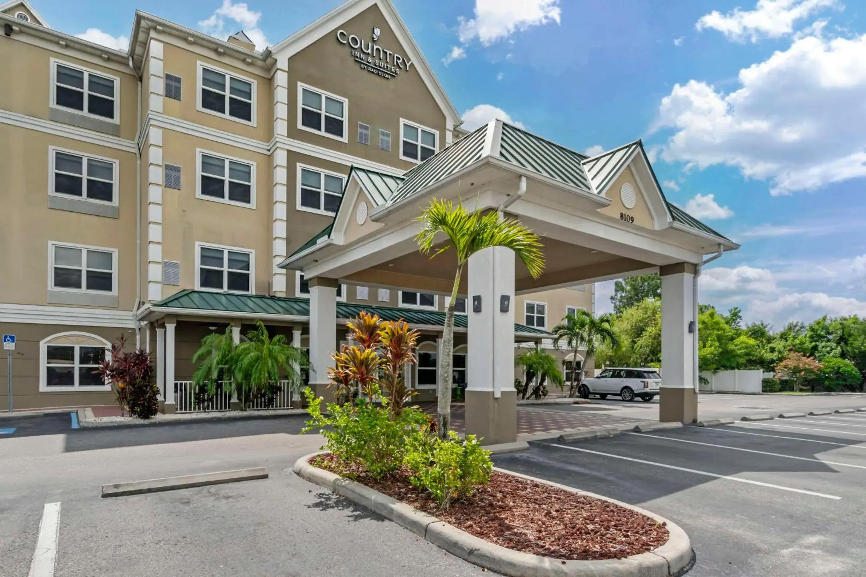 Property building in Country Inn & Suites by Radisson, Tampa Airport North, FL Property building in Country Inn & Suites by Radisson, Tampa Airport North, FL