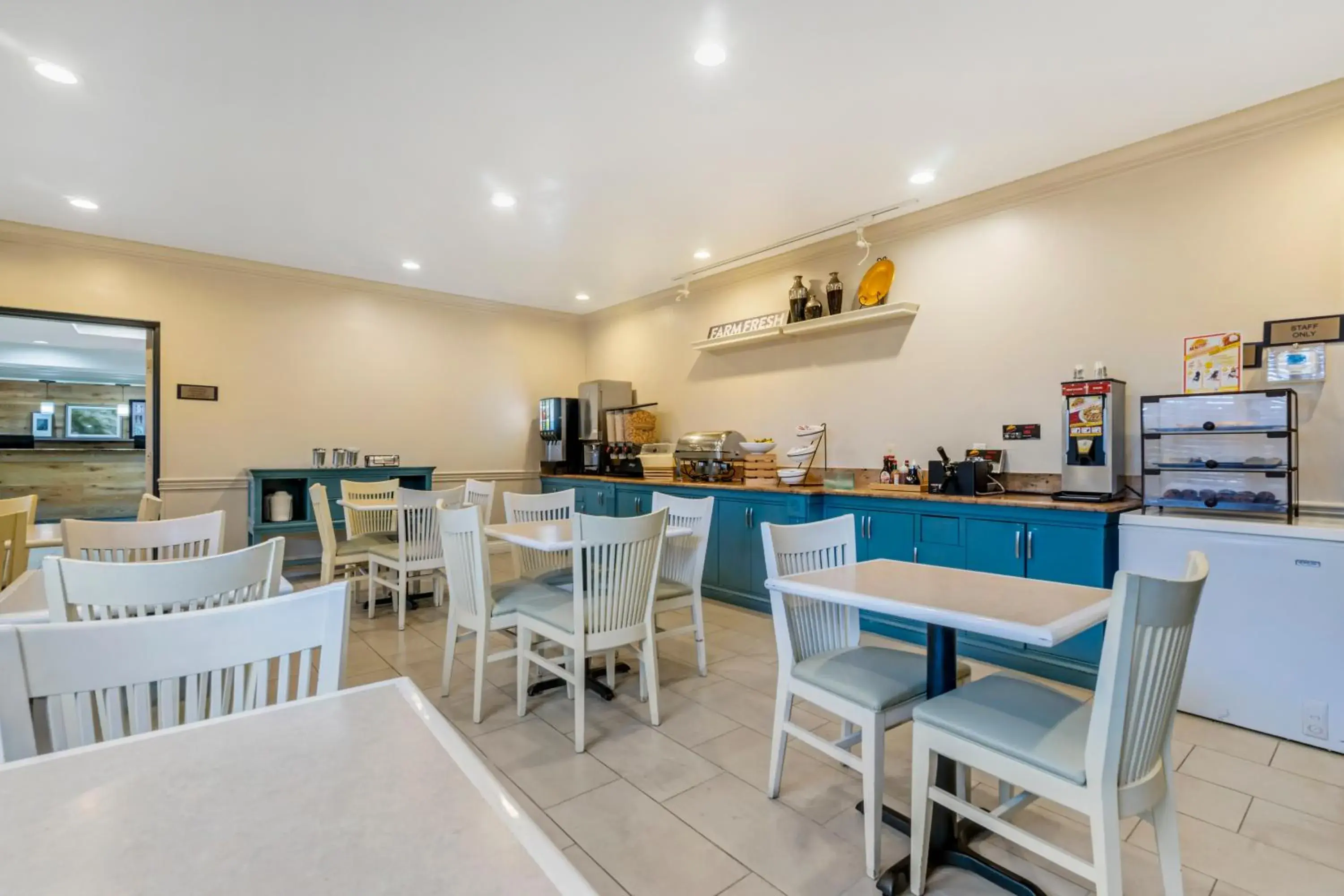 Breakfast in Country Inn & Suites by Radisson, Tampa Airport North, FL Breakfast in Country Inn & Suites by Radisson, Tampa Airport North, FL