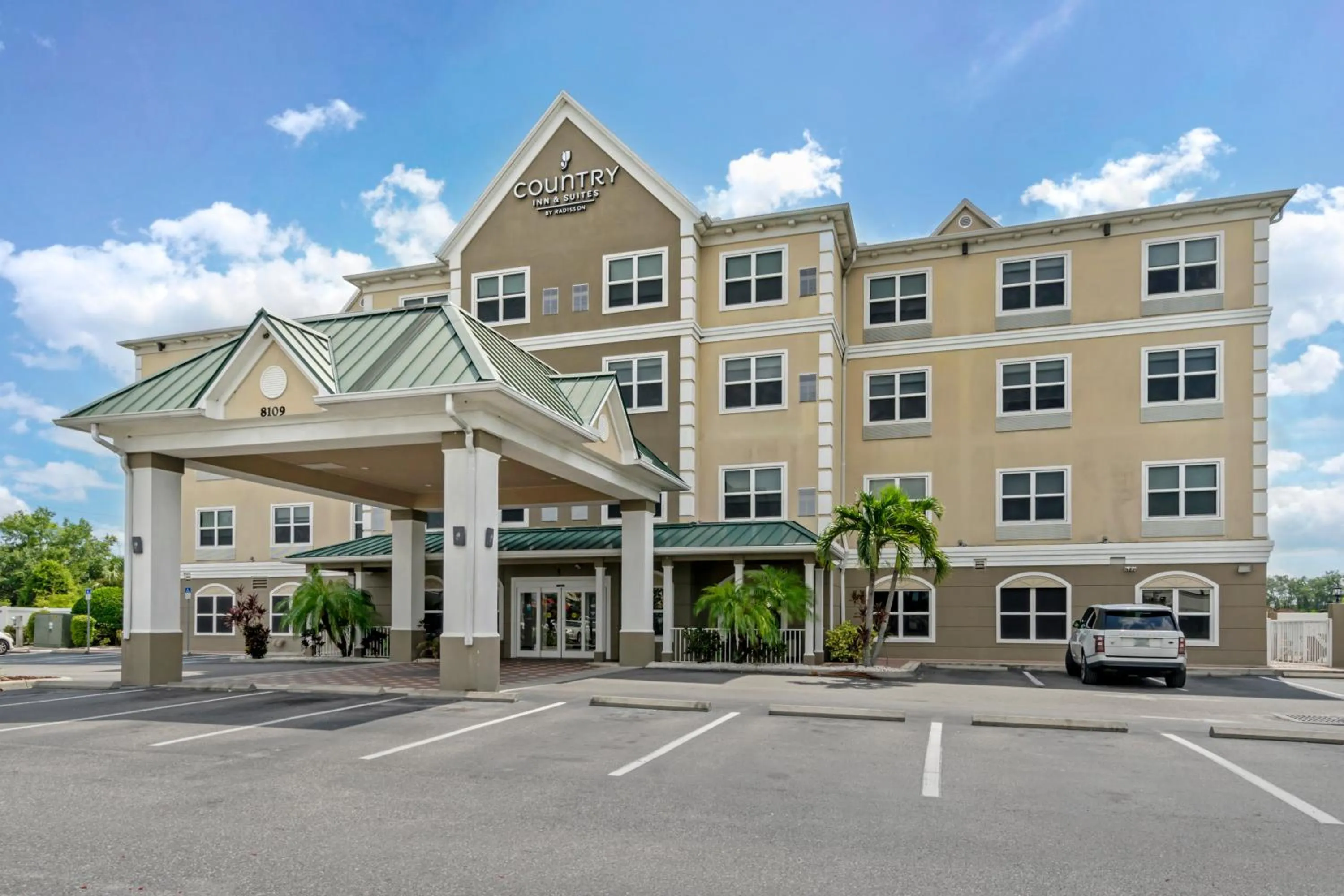 Property building in Country Inn & Suites by Radisson, Tampa Airport North, FL