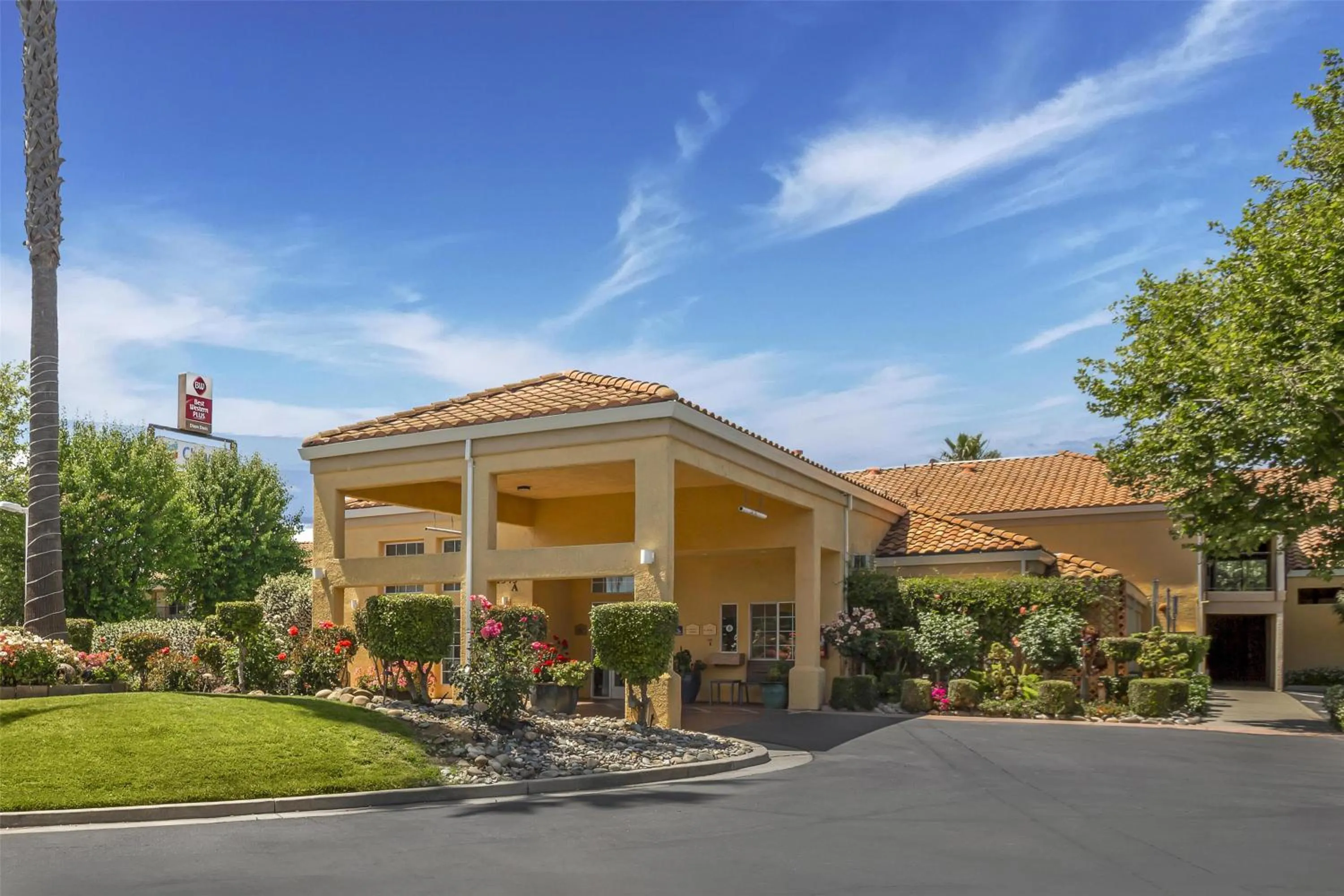 Property building in Best Western Plus Dixon Davis