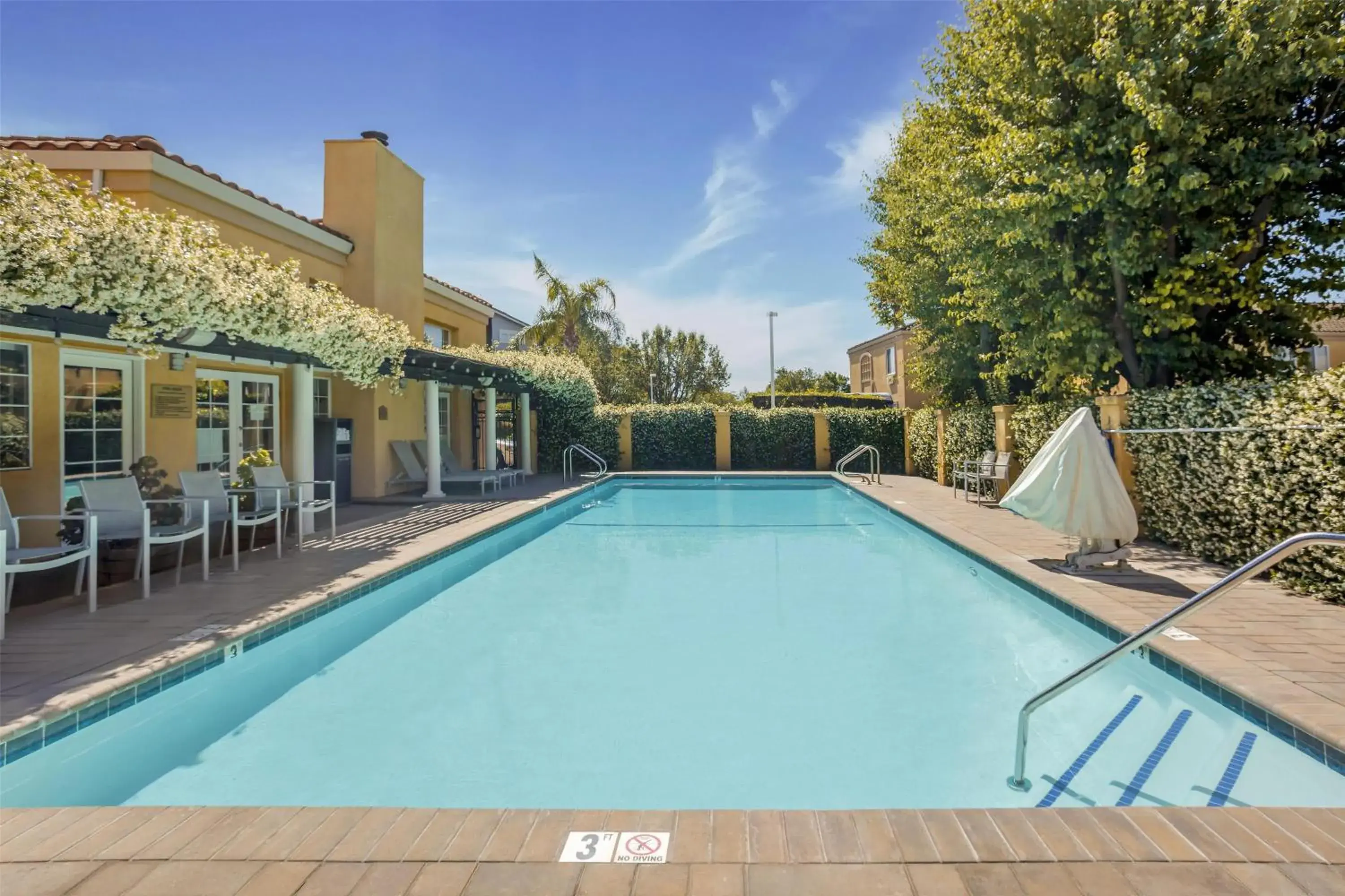 Pool view in Best Western Plus Dixon Davis Pool view in Best Western Plus Dixon Davis