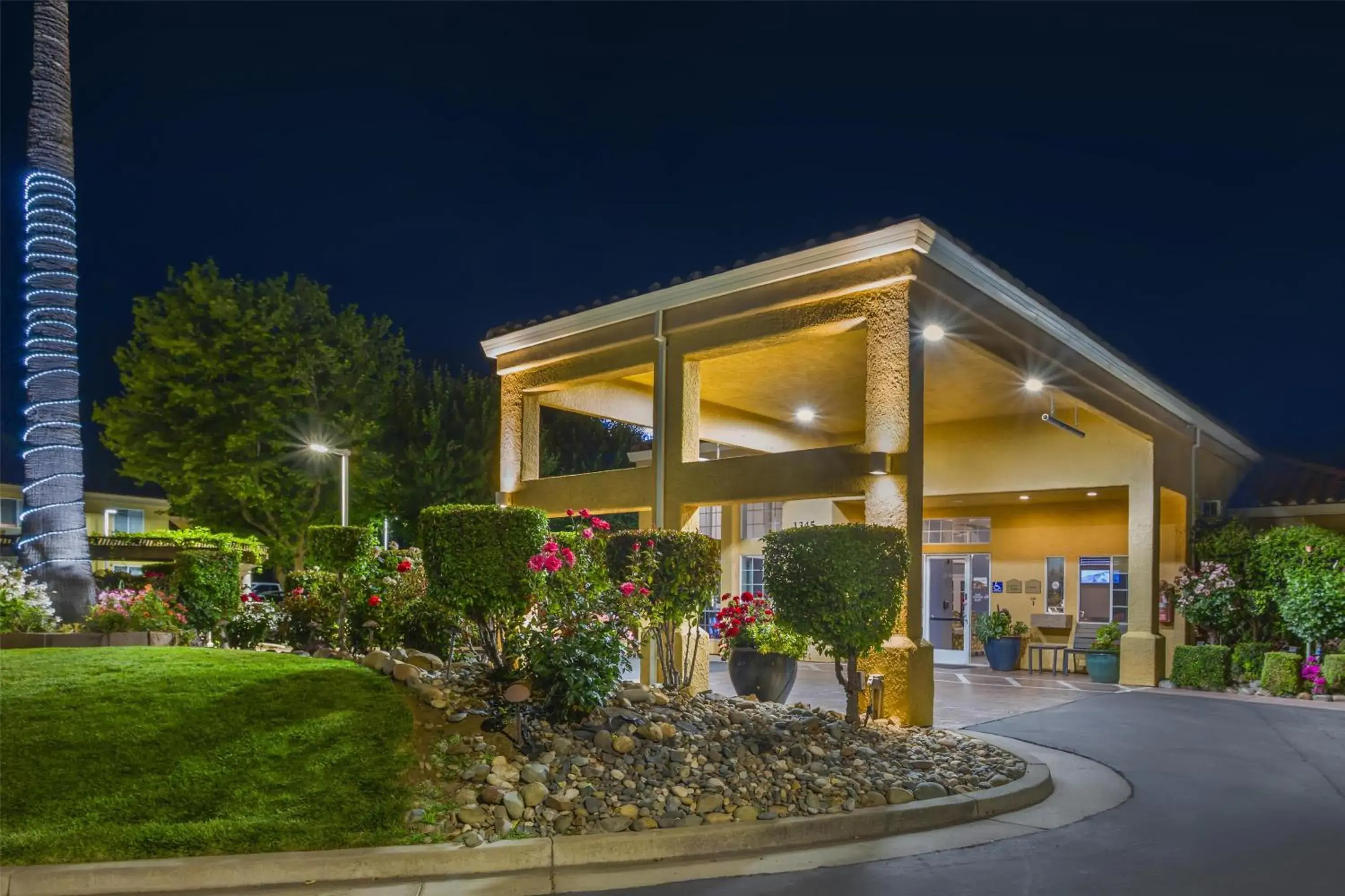 Property building in Best Western Plus Dixon Davis Property building in Best Western Plus Dixon Davis
