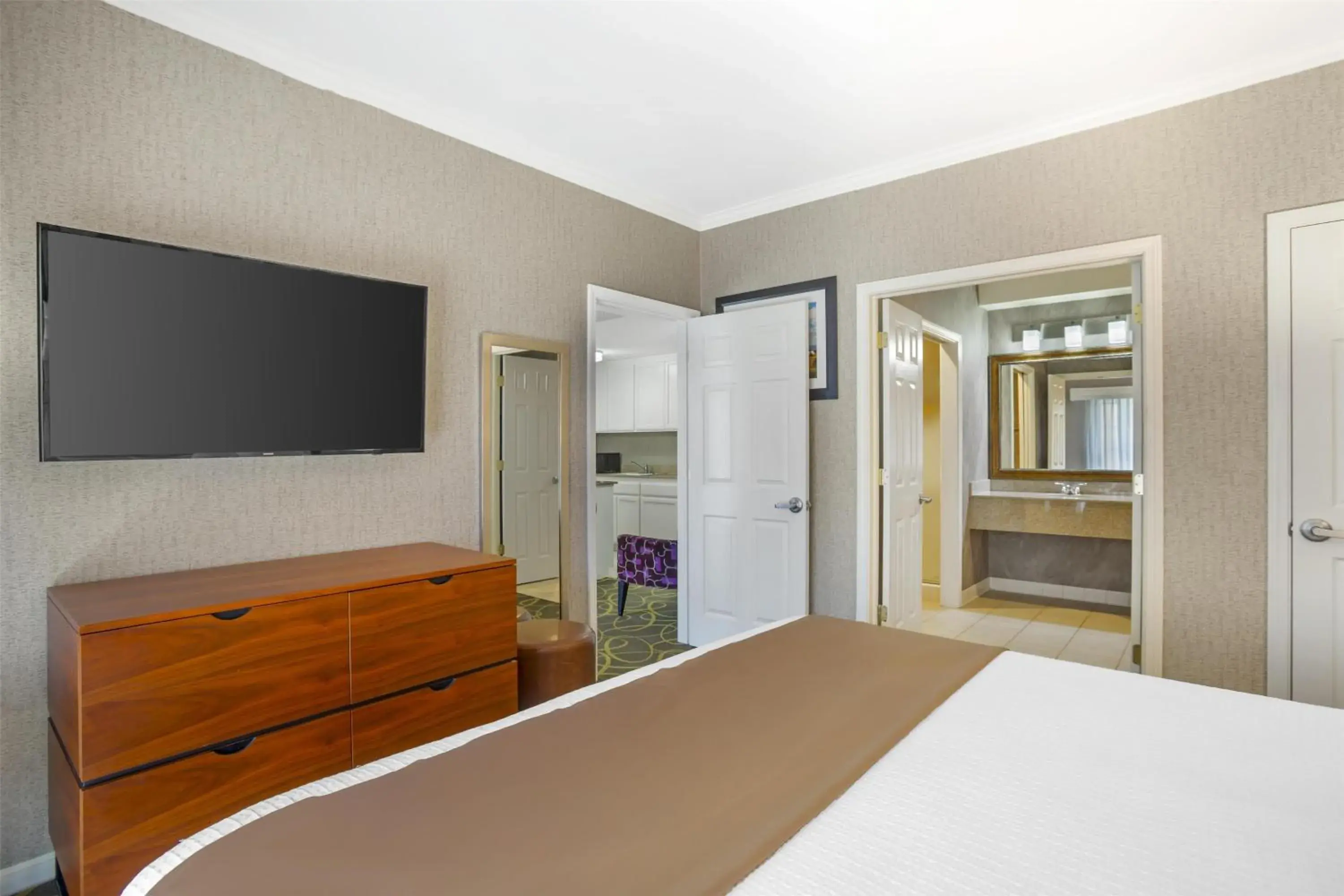 Photo of the whole room, Bed in Best Western Plus Dixon Davis Photo of the whole room, Bed in Best Western Plus Dixon Davis