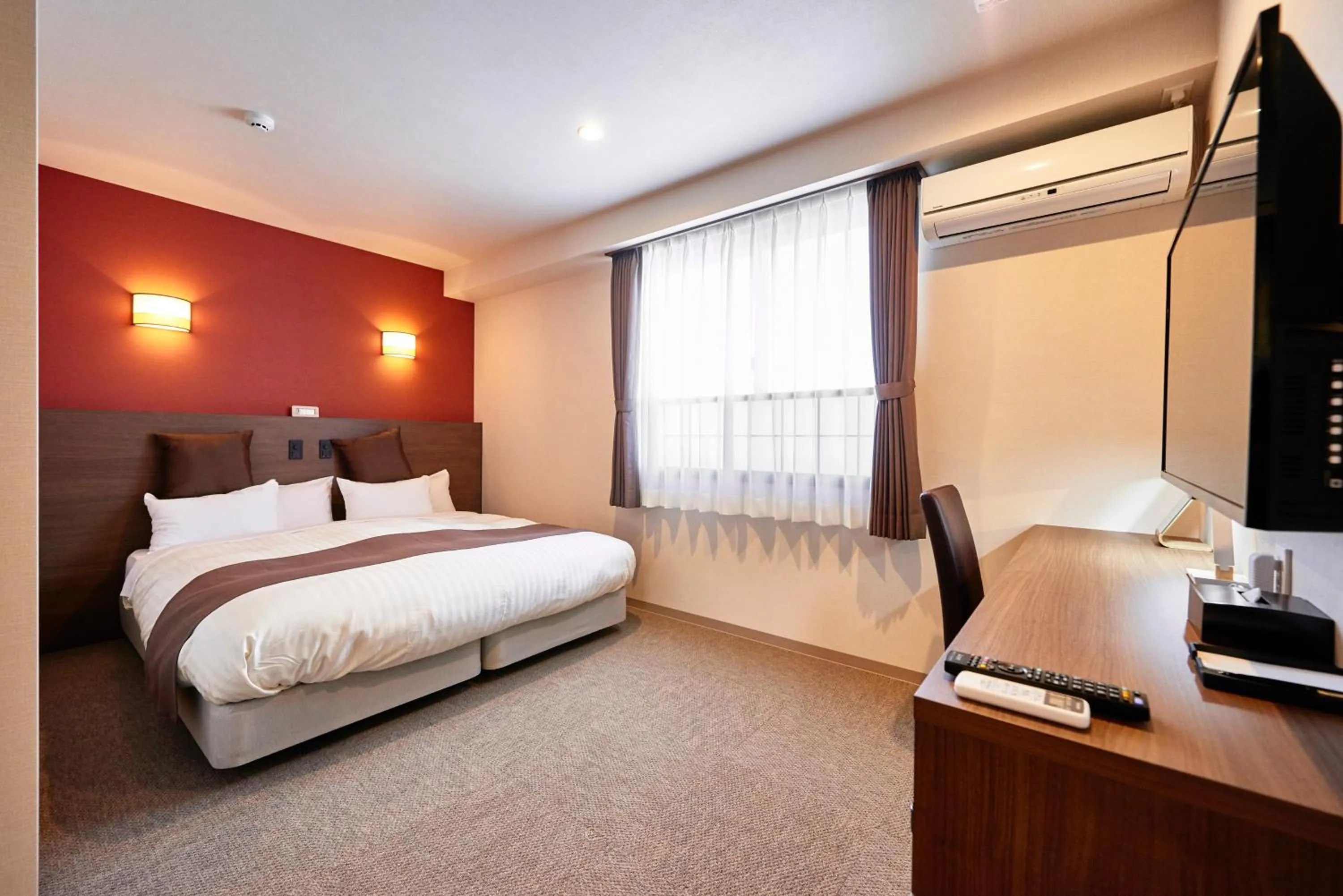 Photo of the whole room, Bed in Hotel KAN-RAKU Saitama Honjo-Waseda Hinoki No Yakata