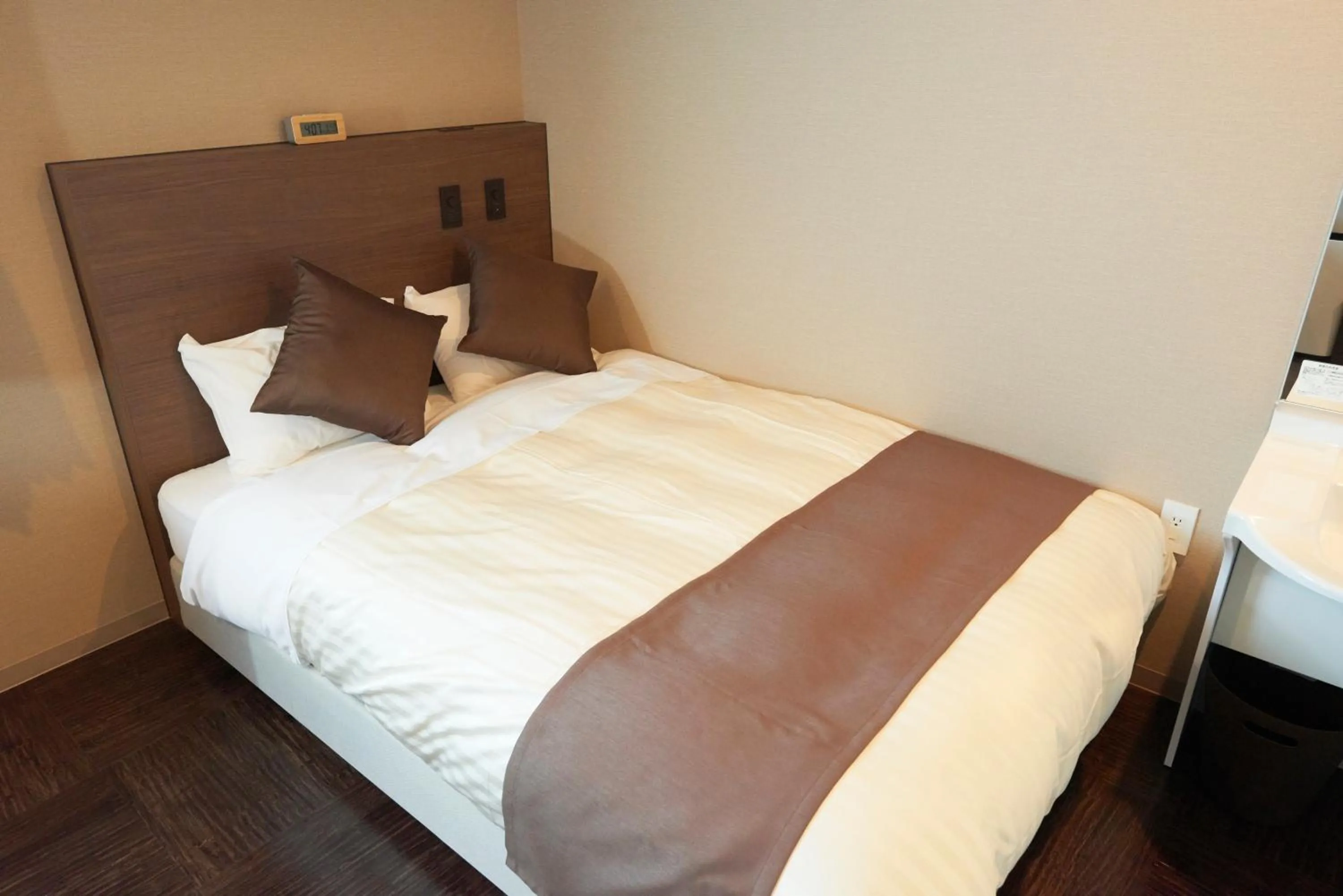 Photo of the whole room, Bed in Hotel KAN-RAKU Saitama Honjo-Waseda Hinoki No Yakata